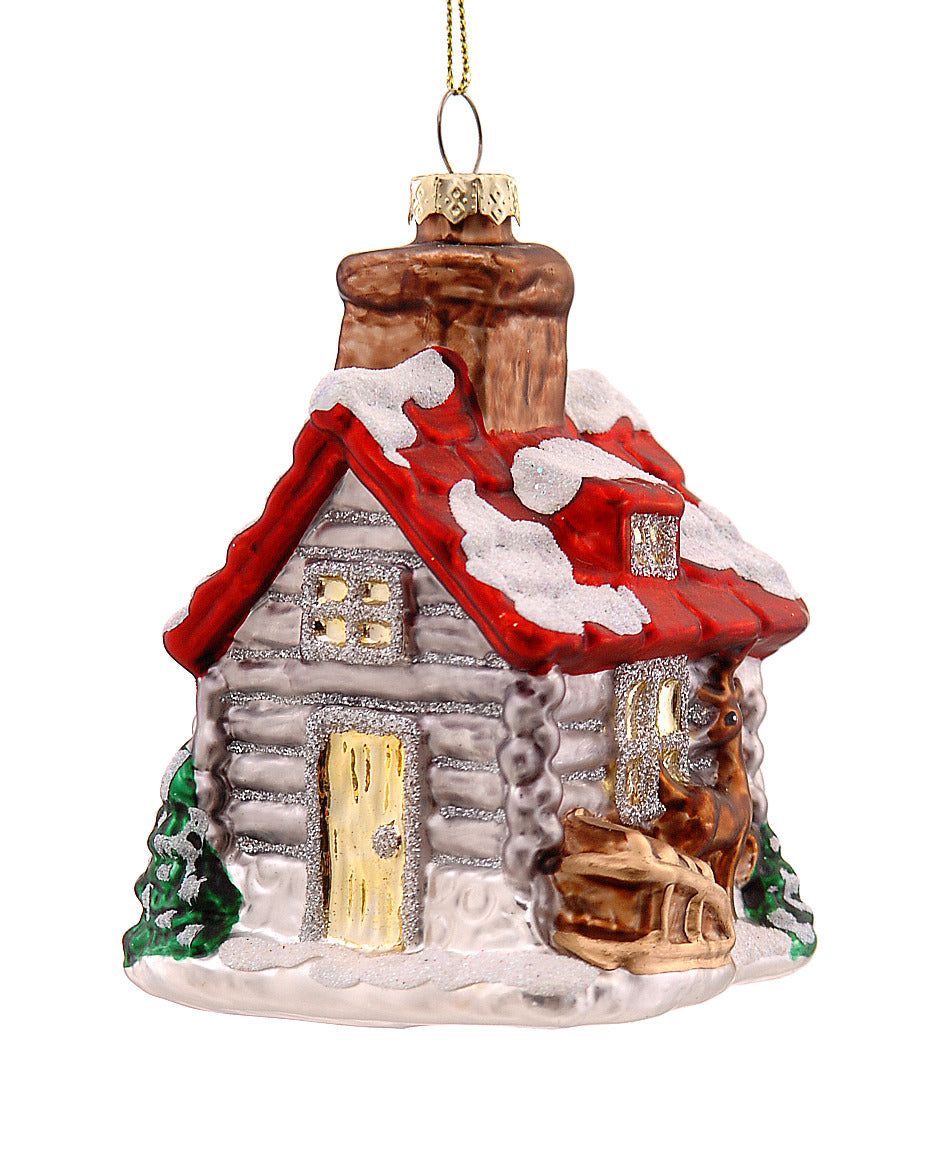 Chalet de Noël en verre soufflé avec toit enneigé, cheminée, fenêtres décorées et attache de suspension