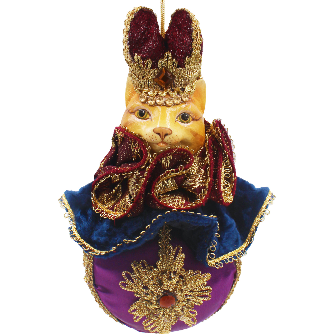 Chat habillé en évêque sur boule violette, col bleu et broderies dorées