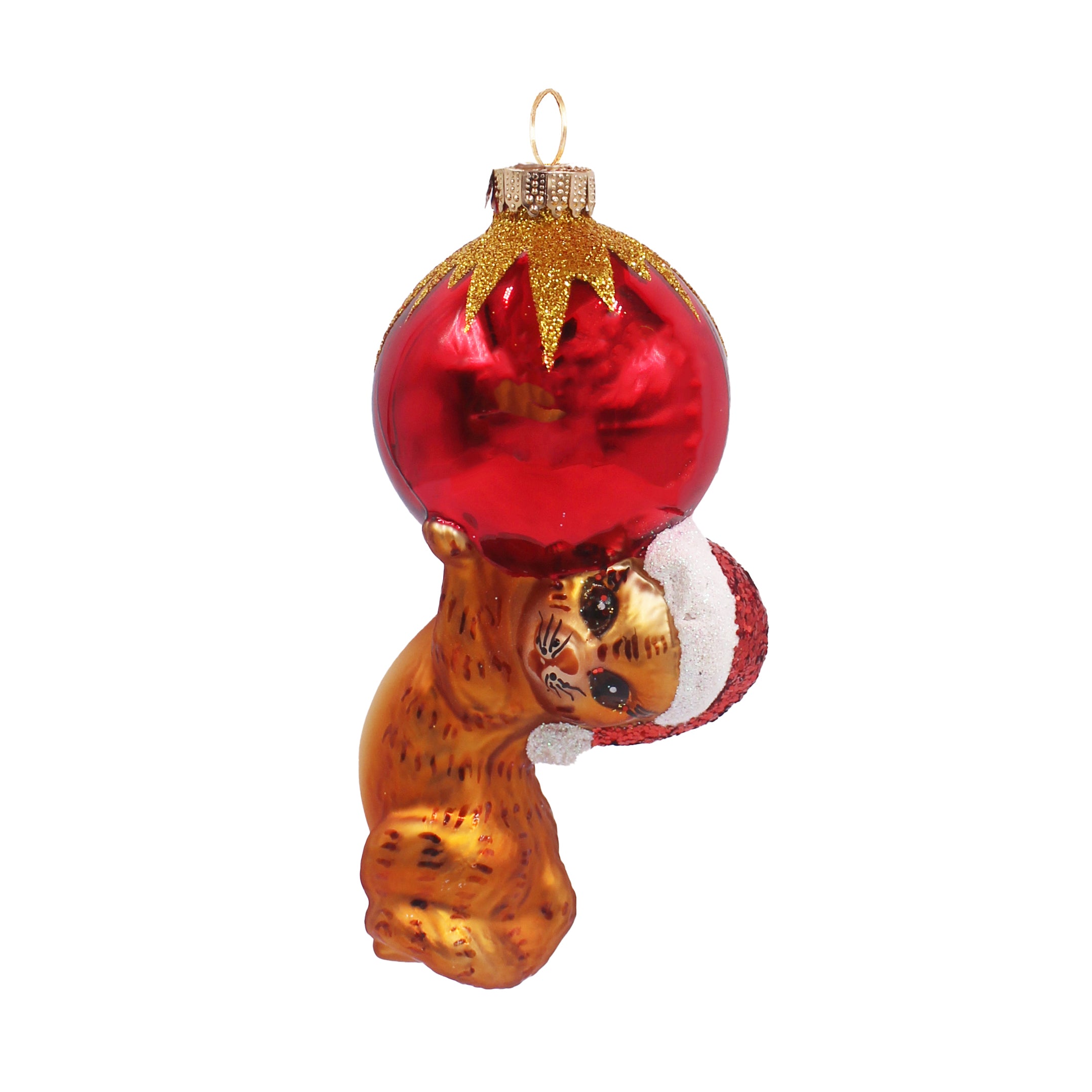 Chat en verre soufflé brun tenant une boule de Noël rouge et dorée