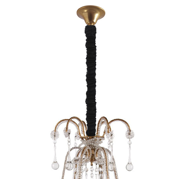 Chaussette de lustre en velours noir gainant une tige de chandelier avec base dorée