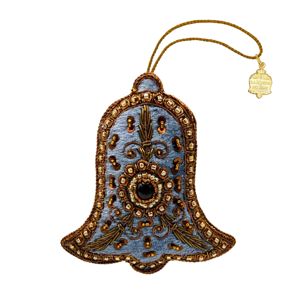 Cloche brodée en velours bleu pâle, bordée de perles dorées et cabochon central noir