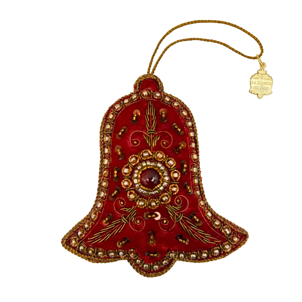 Cloche en velours bordeaux brodée de fils dorés, perles et cabochon central
