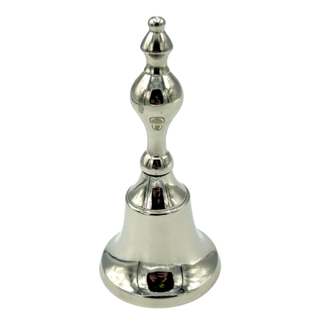 Clochette de table en métal chromé argenté à patine antique, vue de face