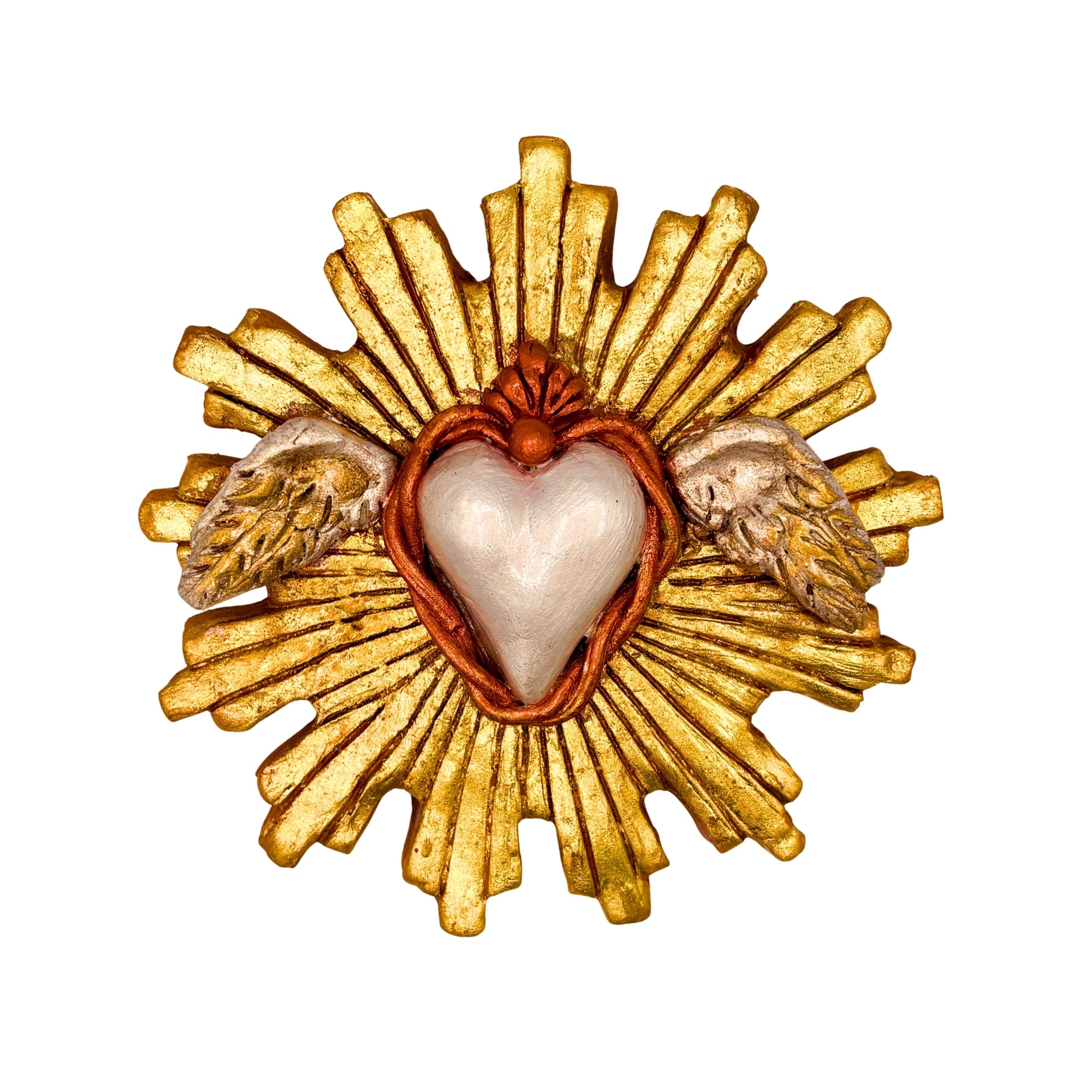 Coeur ailé en argile avec cœur argenté central, ailes argentées et rayons solaires dorés en relief