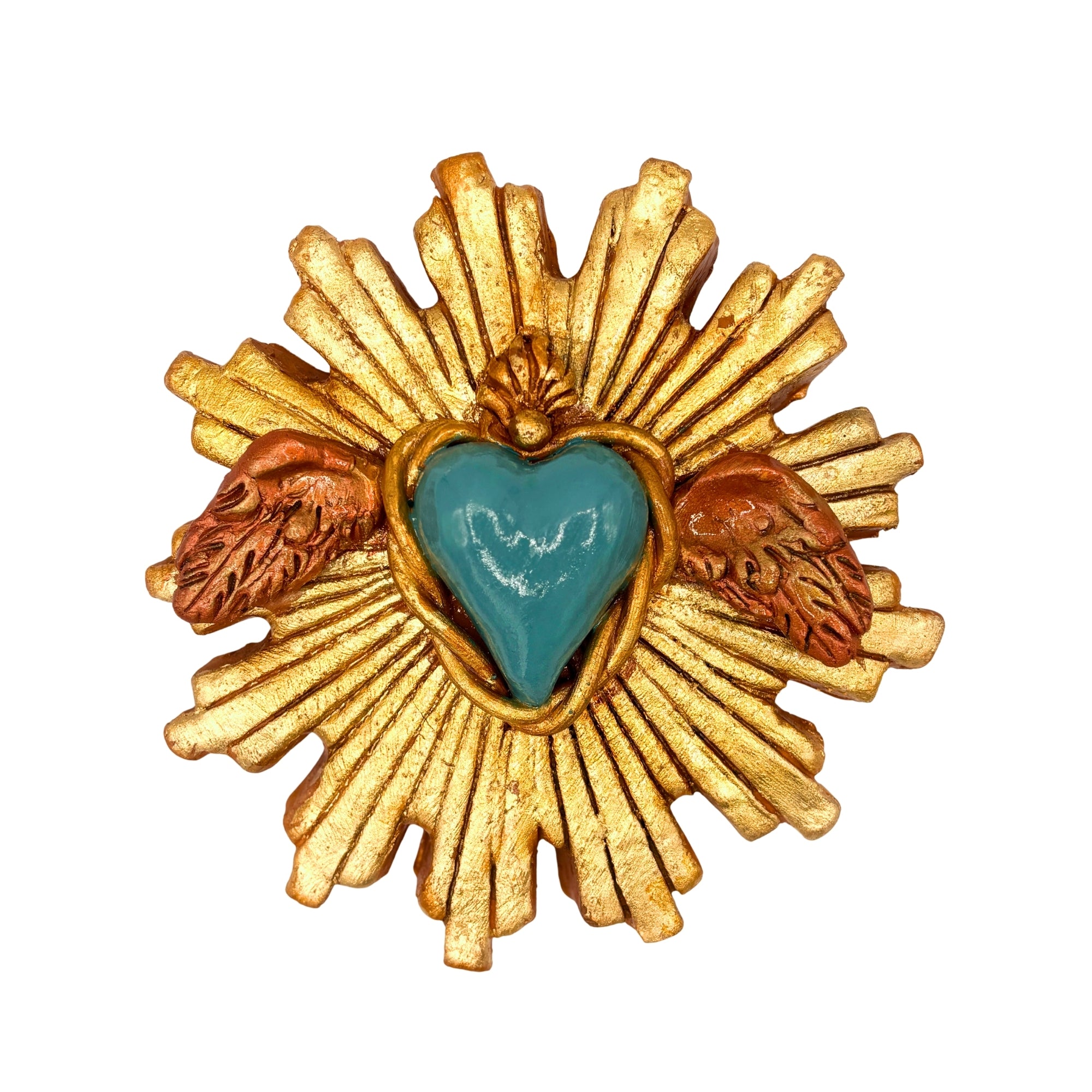 Coeur décoratif en argile avec centre bleu, ailes orangées et rayons soleil dorés en relief