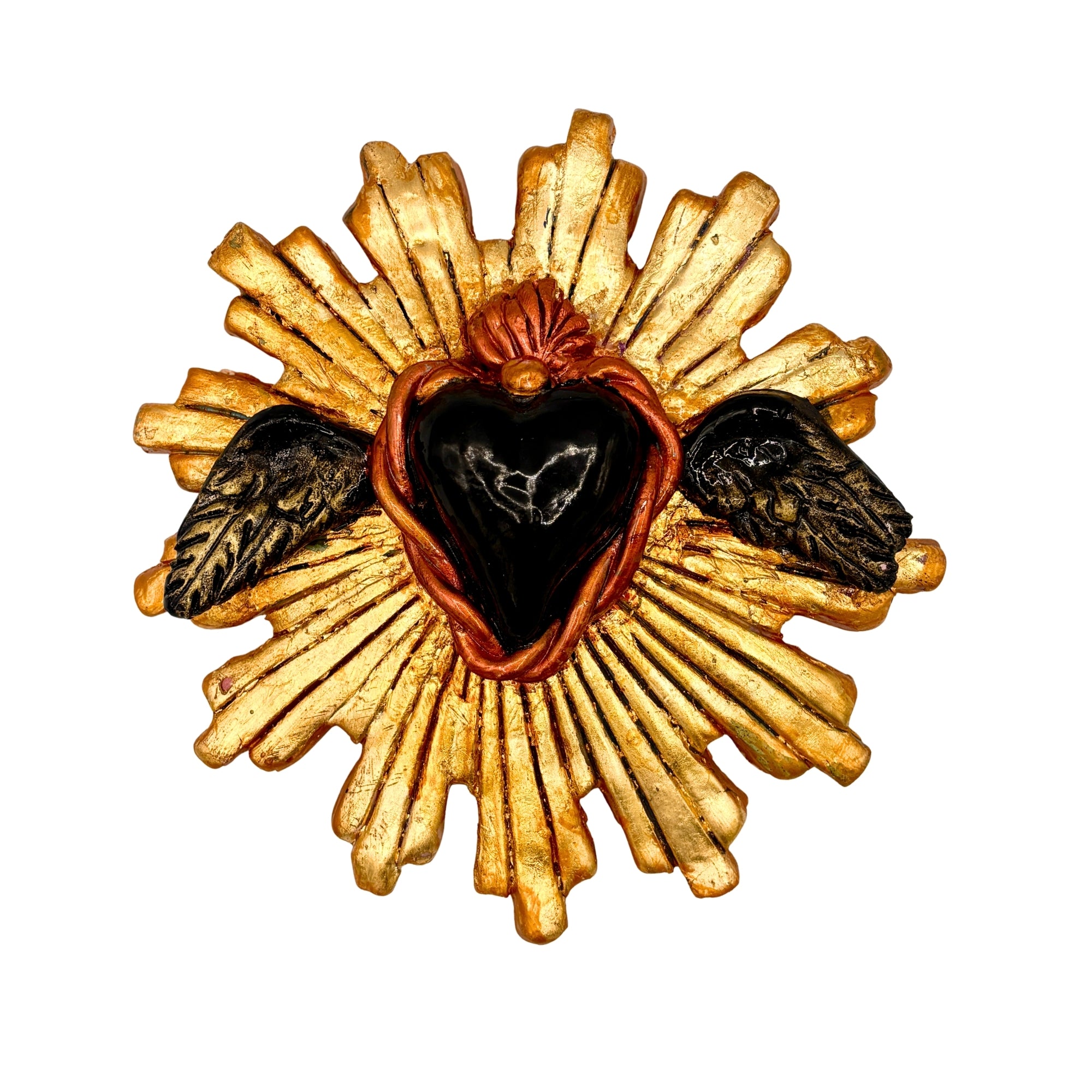 Coeur ailé en argile avec rayons solaires en relief, ailes texturées et centre bombé, décoration murale symbolique