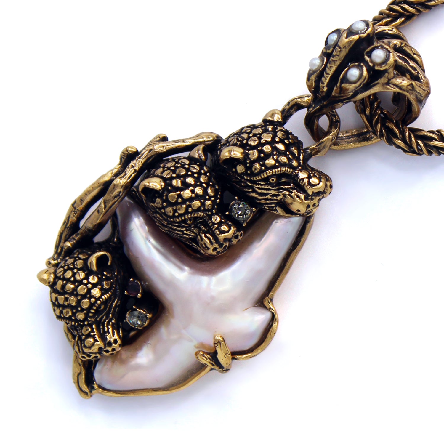 Collier à pendentif en laiton doré avec perle baroque blanche et têtes de panthères