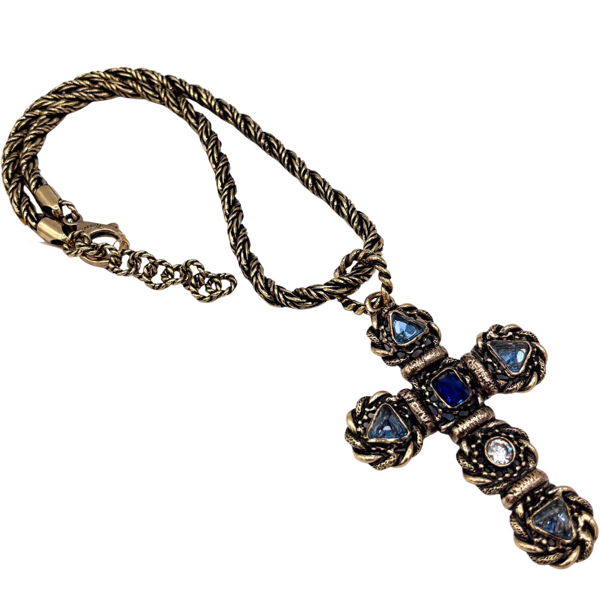 Collier croix en métal doré vieilli avec chaîne torsadée et zircons bleus et blancs sertis