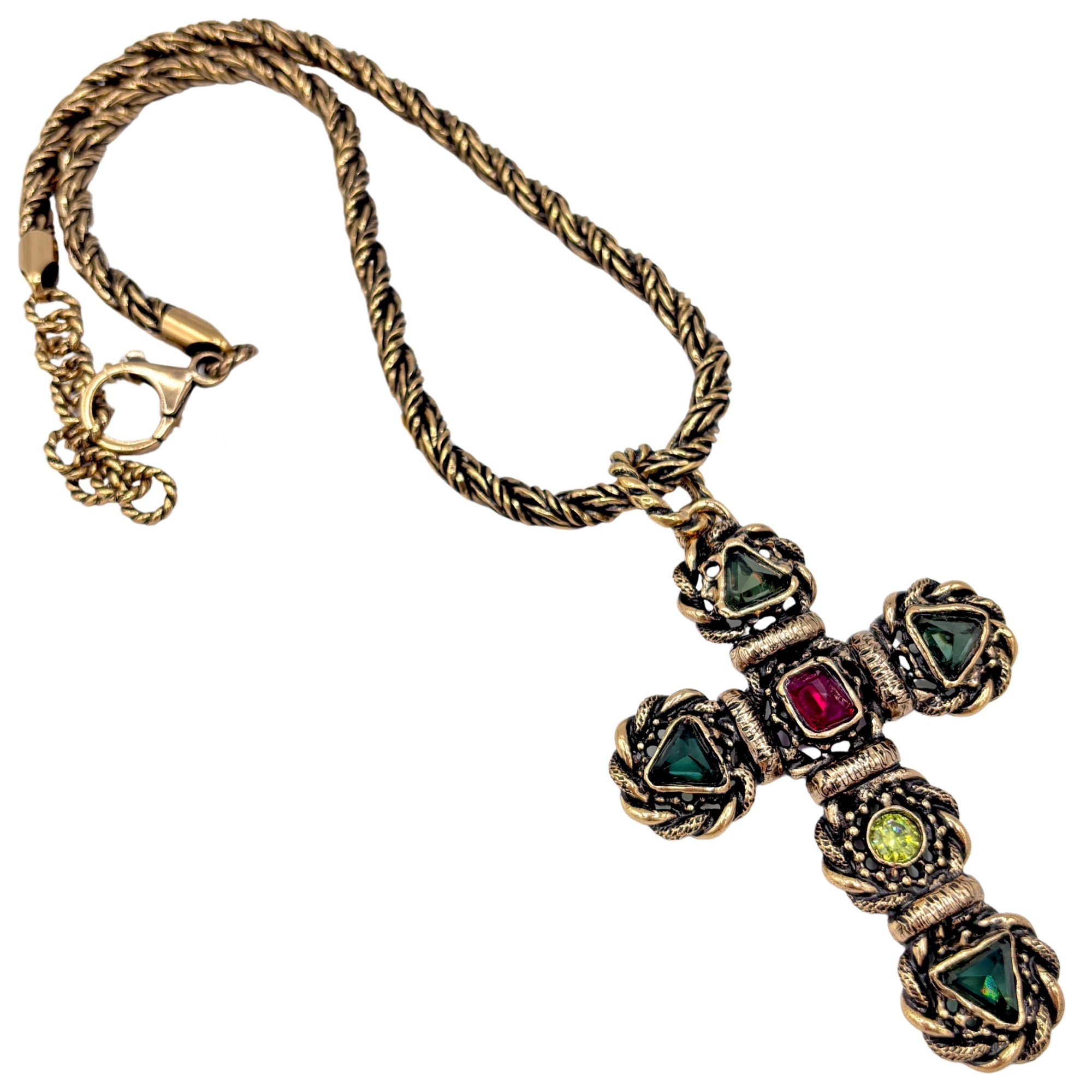 Collier croix doré style vintage avec chaîne torsadée et pendentif orné de zircons verts et pierre centrale rouge