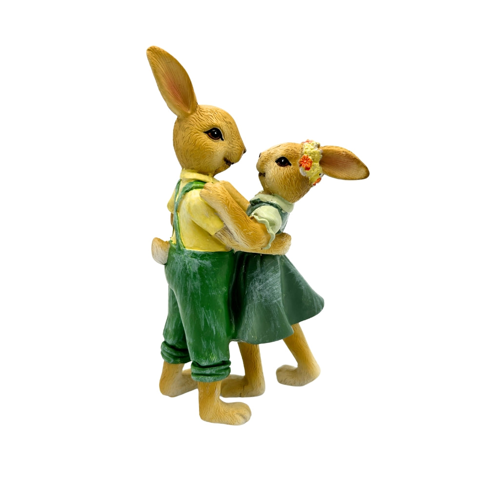 Couple de lapins en danse, figurines de Pâques en tenue verte et jaune avec couronne de fleurs