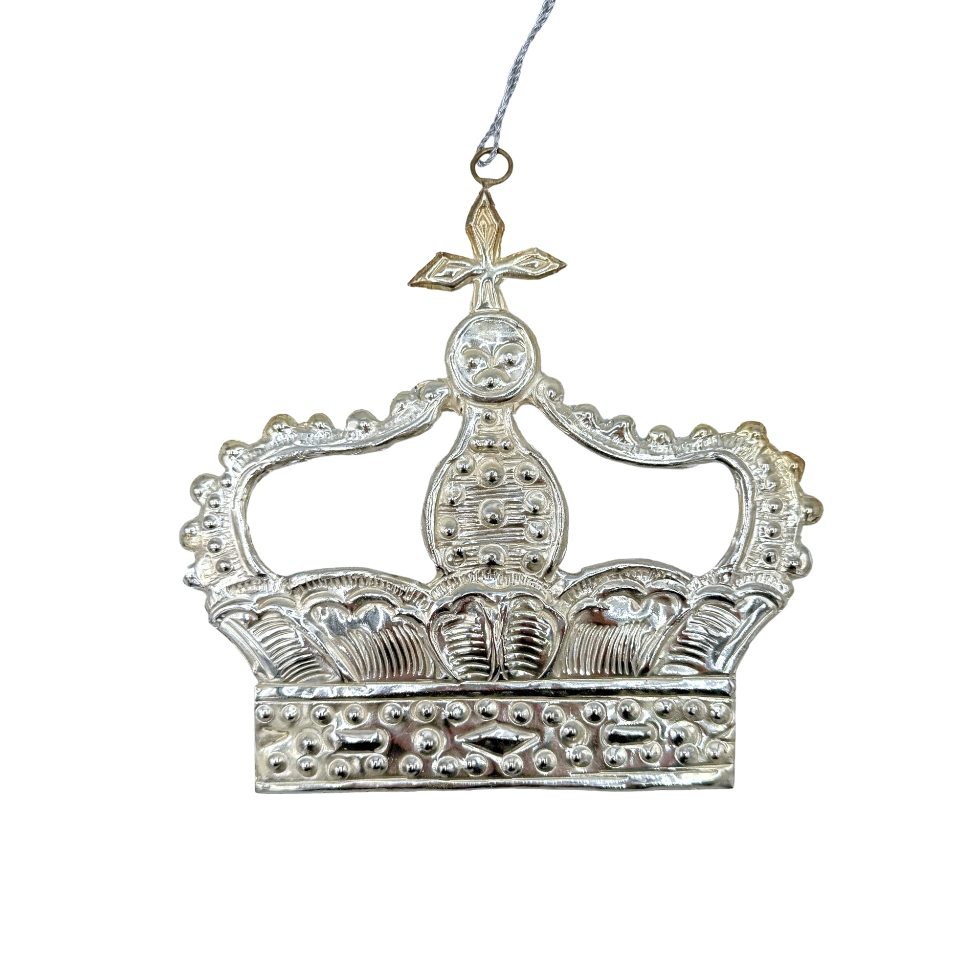 Couronne plate argentée suspendue, gravée de volutes et surmontée d'une croix ouvragée