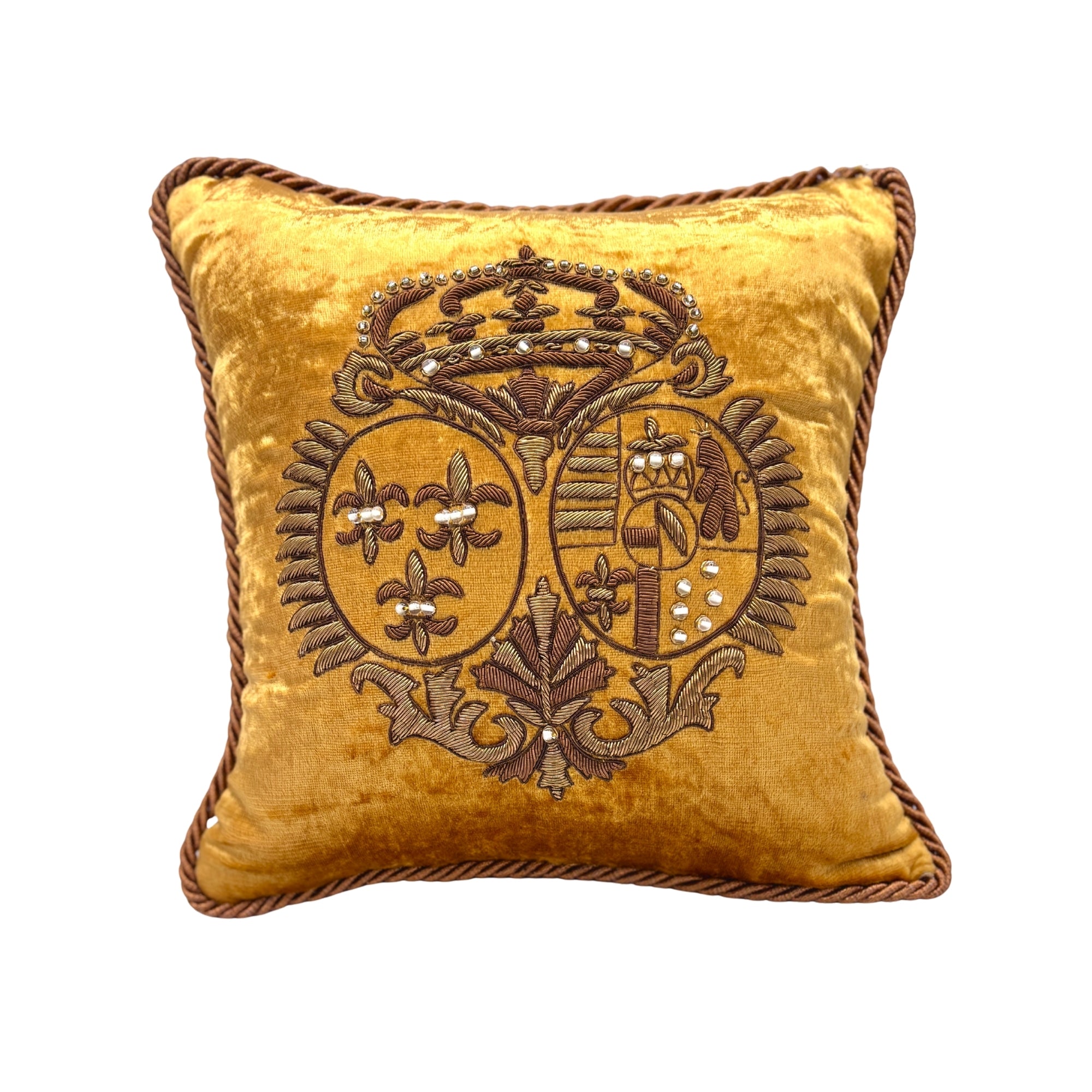 Coussin 30x30 en velours doré, brodé main des armes de Marie-Antoinette, couronne et perles, passepoil torsadé
