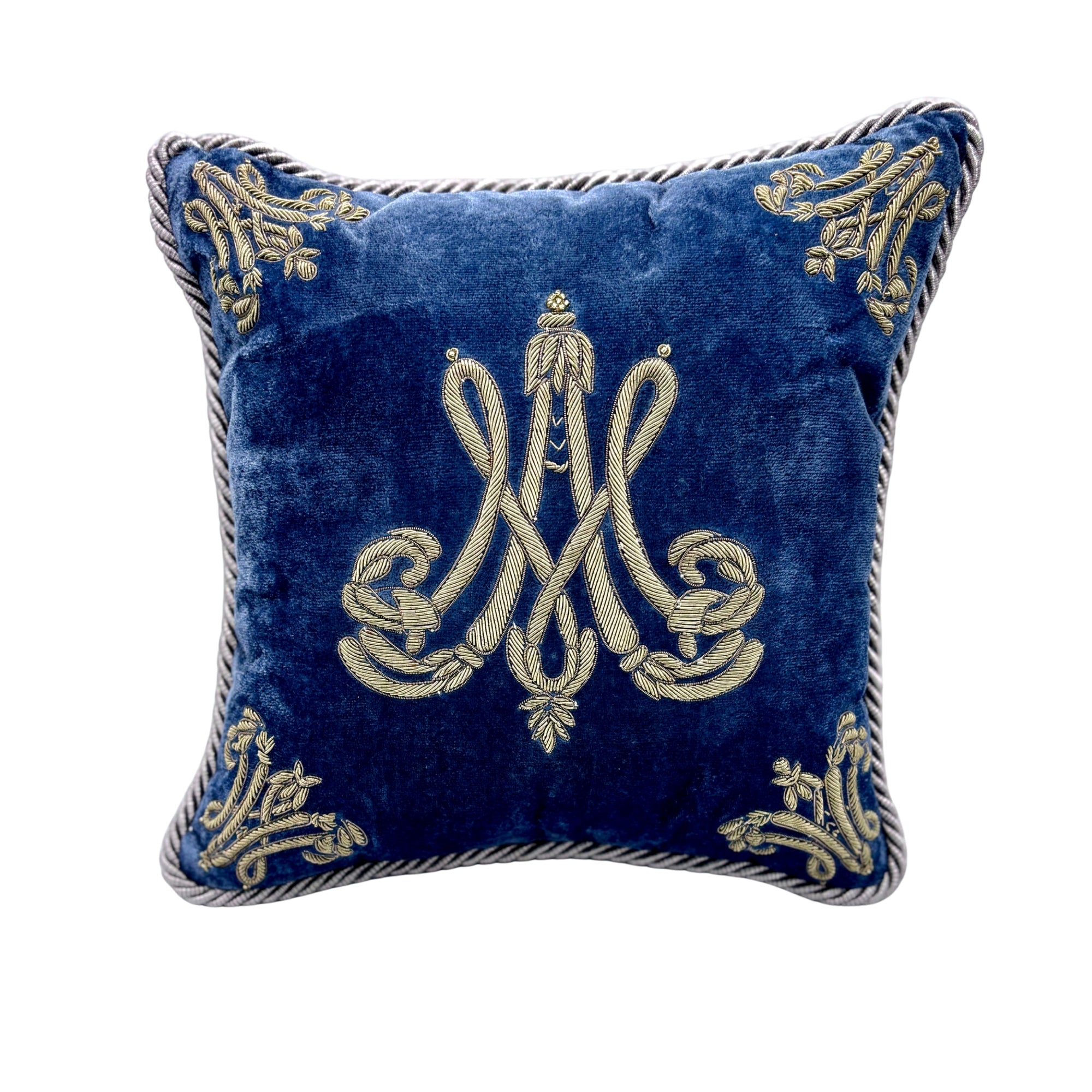 Coussin 30x30 en velours bleu brodé main, motifs dorés style royal et galon torsadé gris en bordure