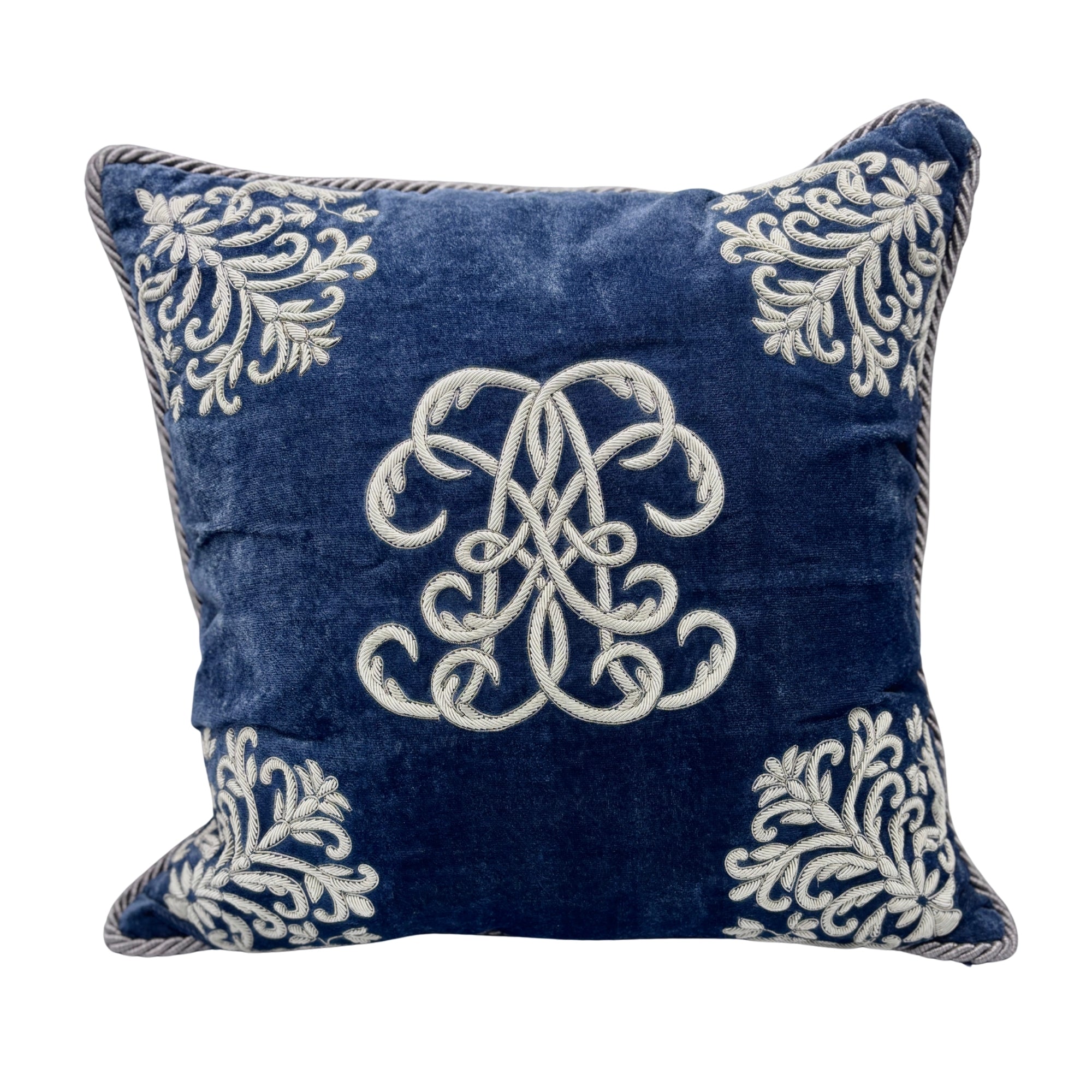 Coussin 40x40 en velours bleu, brodé main de motifs floraux et monogramme blanc, finition passepoil torsadé
