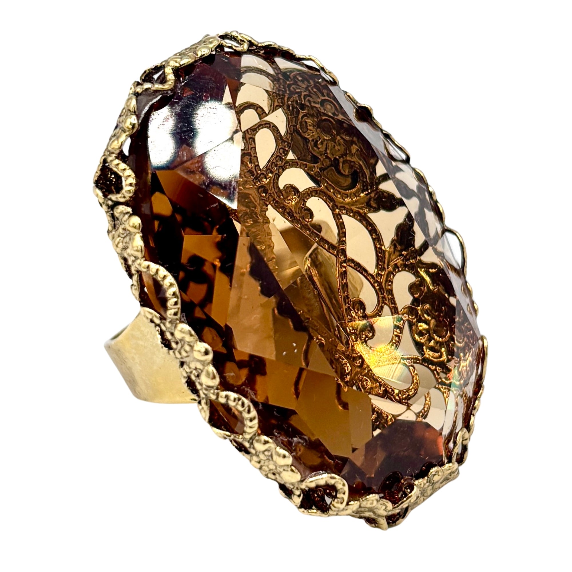 Bague en cristal ambré facetté avec monture dorée ajourée aux motifs arabesques et détails travaillés