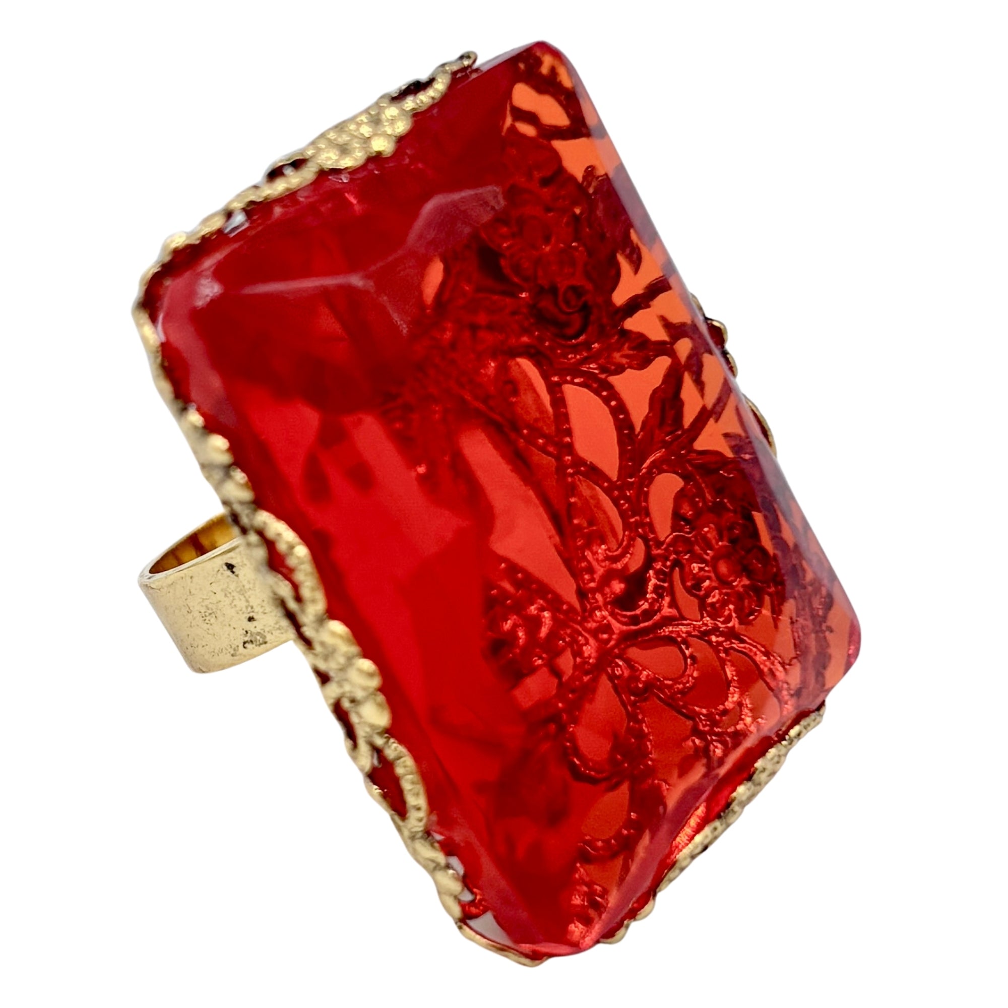 Bague artistique avec grand cristal rectangulaire orange gravé, monture dorée texturée ajustable