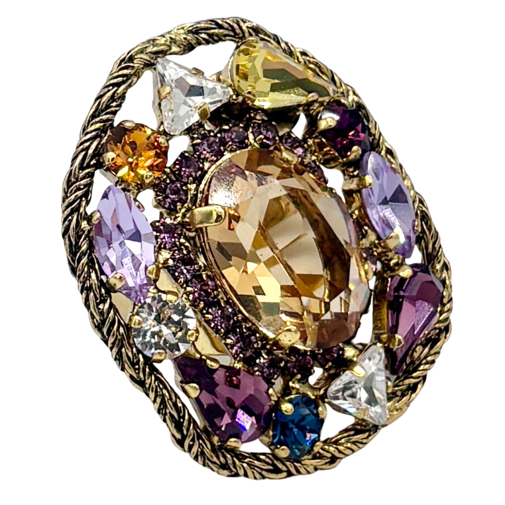 Bague fantaisie dorée ornée de cristaux violets et ambrés, pierres facettées multicolores et monture torsadée