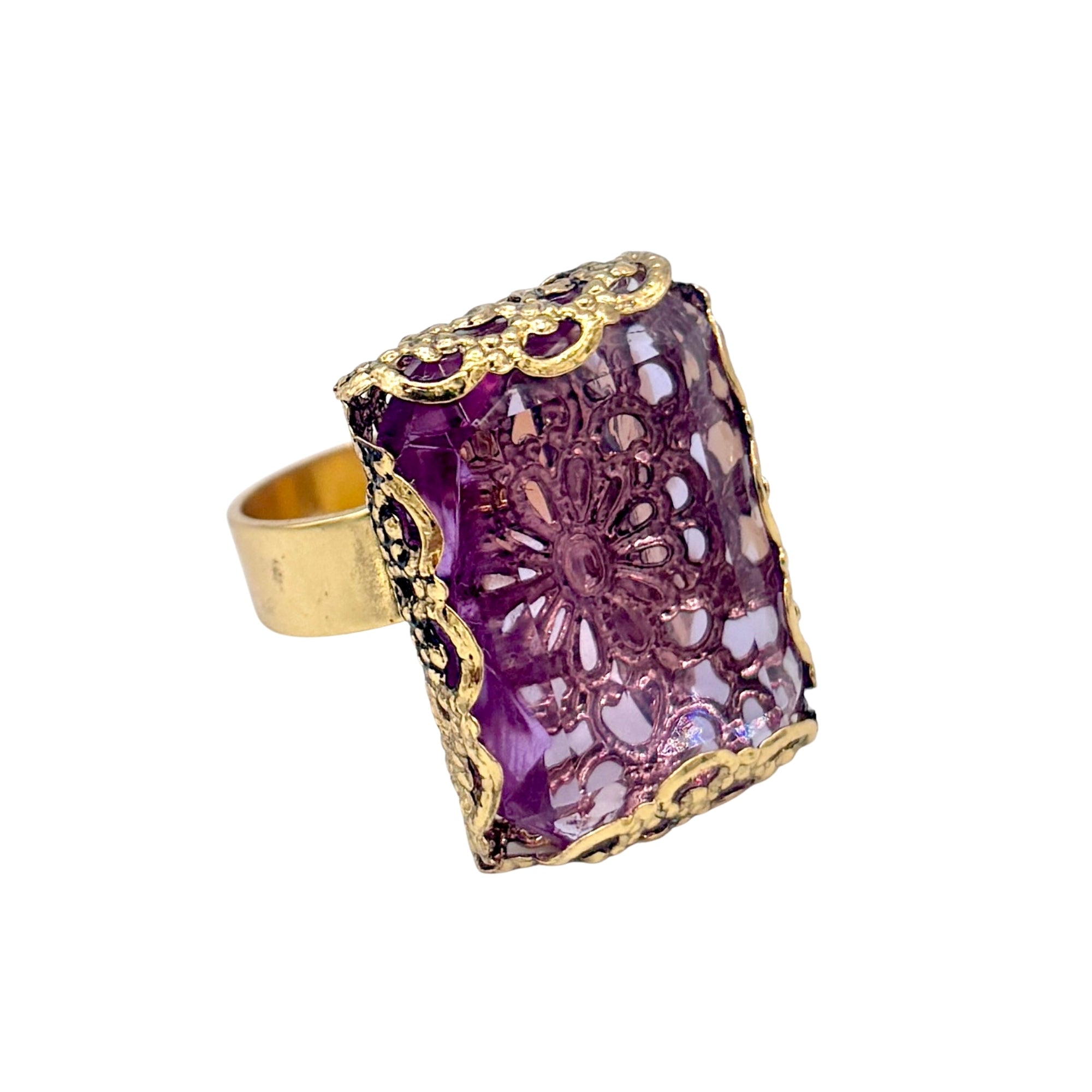 Bague ajustable dorée ornée d’un grand cristal violet rectangulaire à motif floral ajouré