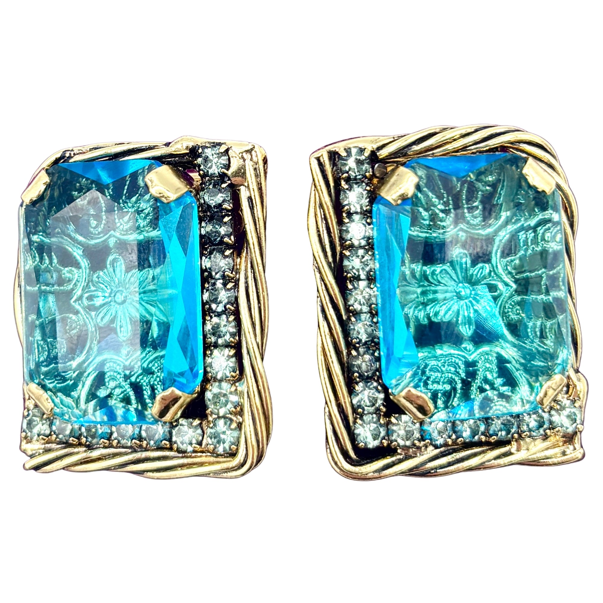 Boucles d’oreilles rectangulaires en cristal bleu facetté, motif floral gravé, monture dorée et strass transparents