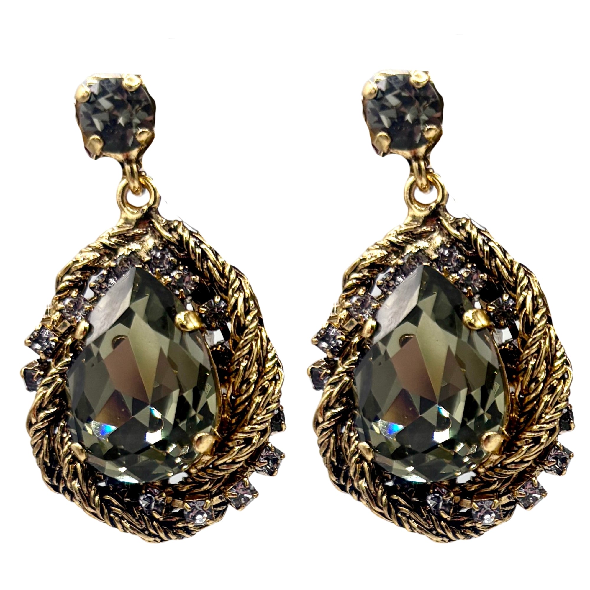 Boucles d’oreilles pendantes dorées avec grand cristal facetté gris et entourage de strass scintillants