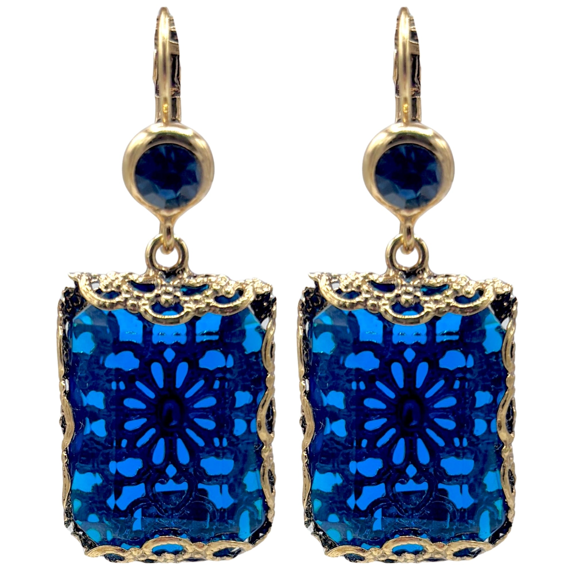 Boucles d’oreilles pendantes en cristal bleu marine facetté, monture dorée ajourée et attache ronde assortie