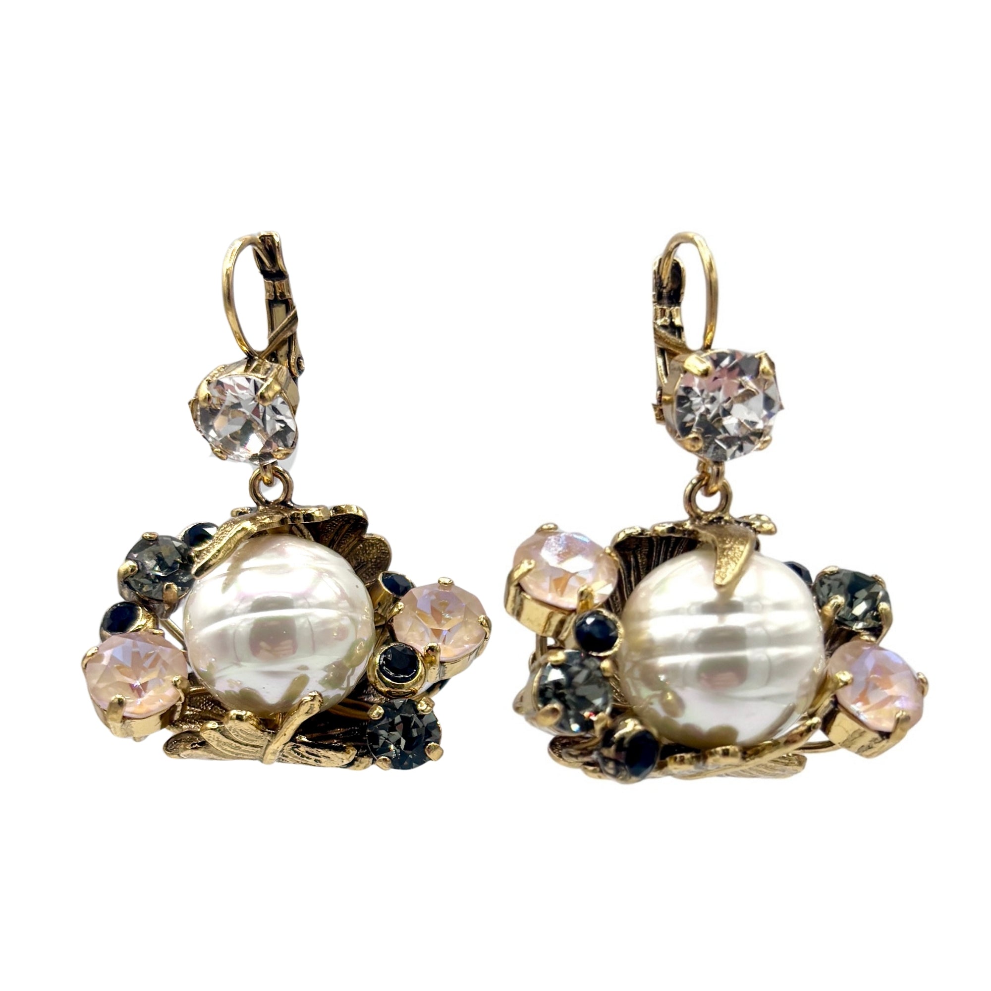 Boucles d’oreilles pendantes dorées avec perle blanche centrale et cristaux roses et bleu foncé