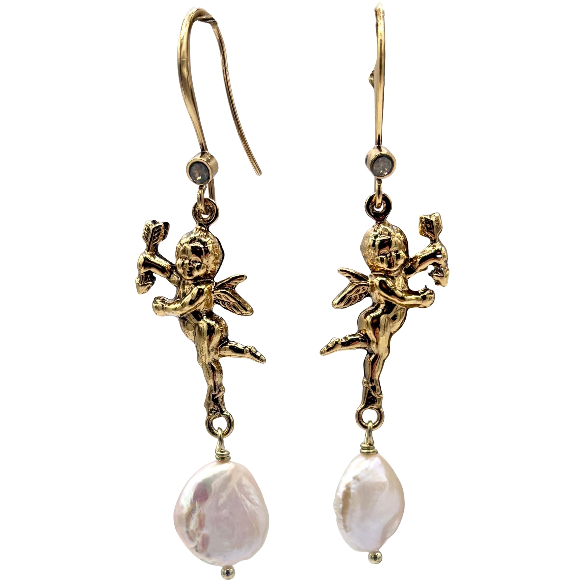 Boucles d’oreilles dorées pendantes avec angelot sculpté et perle baroque blanche en goutte