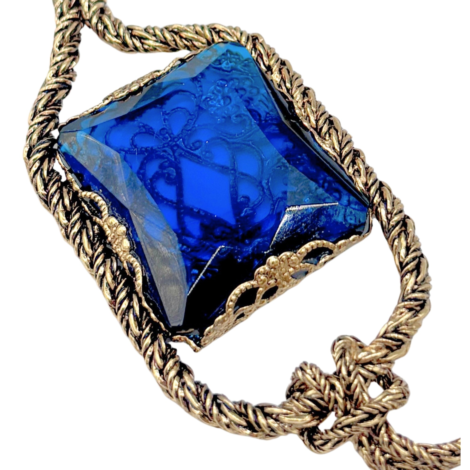 Bracelet ou ras-du-cou avec pendentif carré en cristal bleu foncé facetté, monture métal doré torsadé