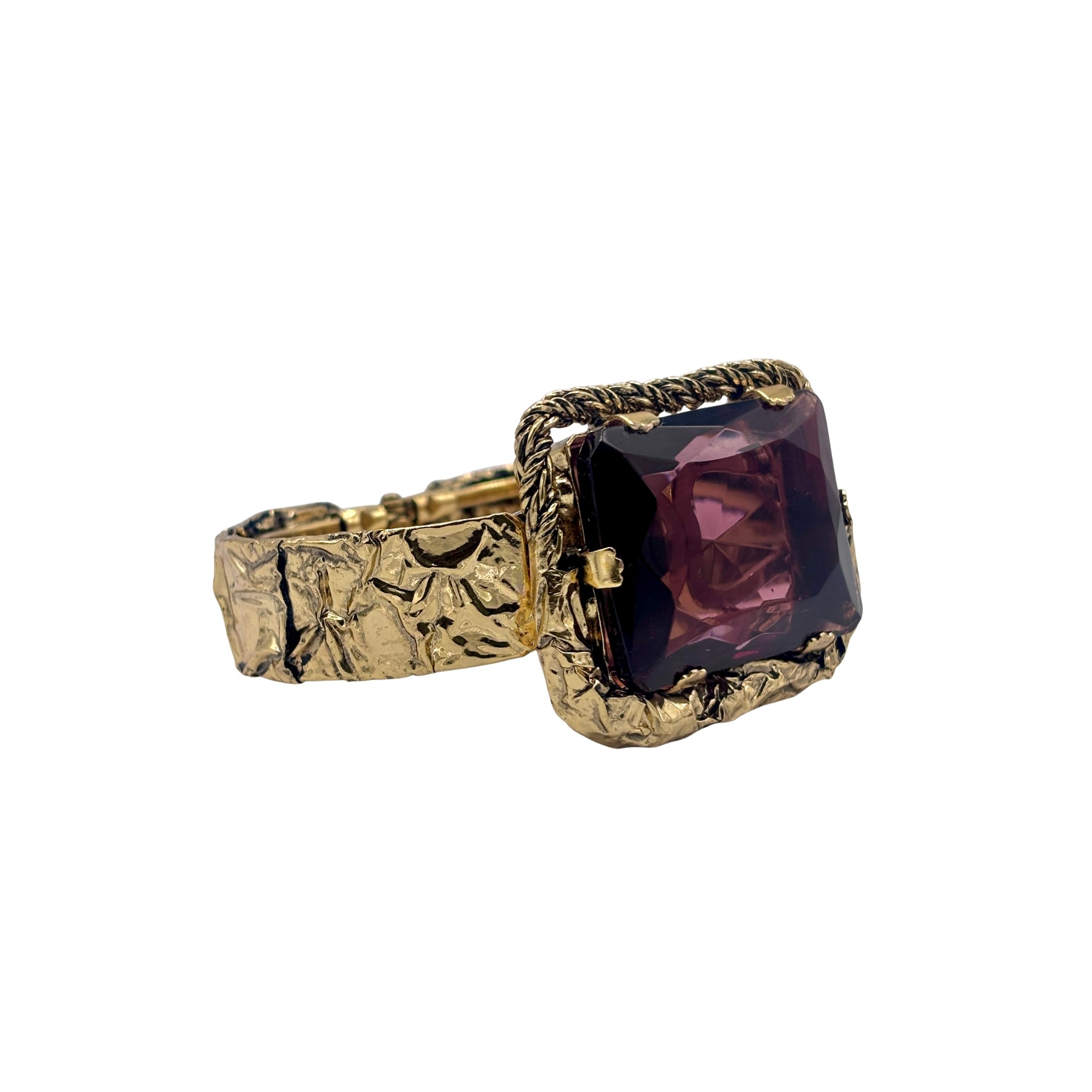 Bracelet manchette doré texturé avec grand cristal rectangulaire facetté rose violet serti griffes