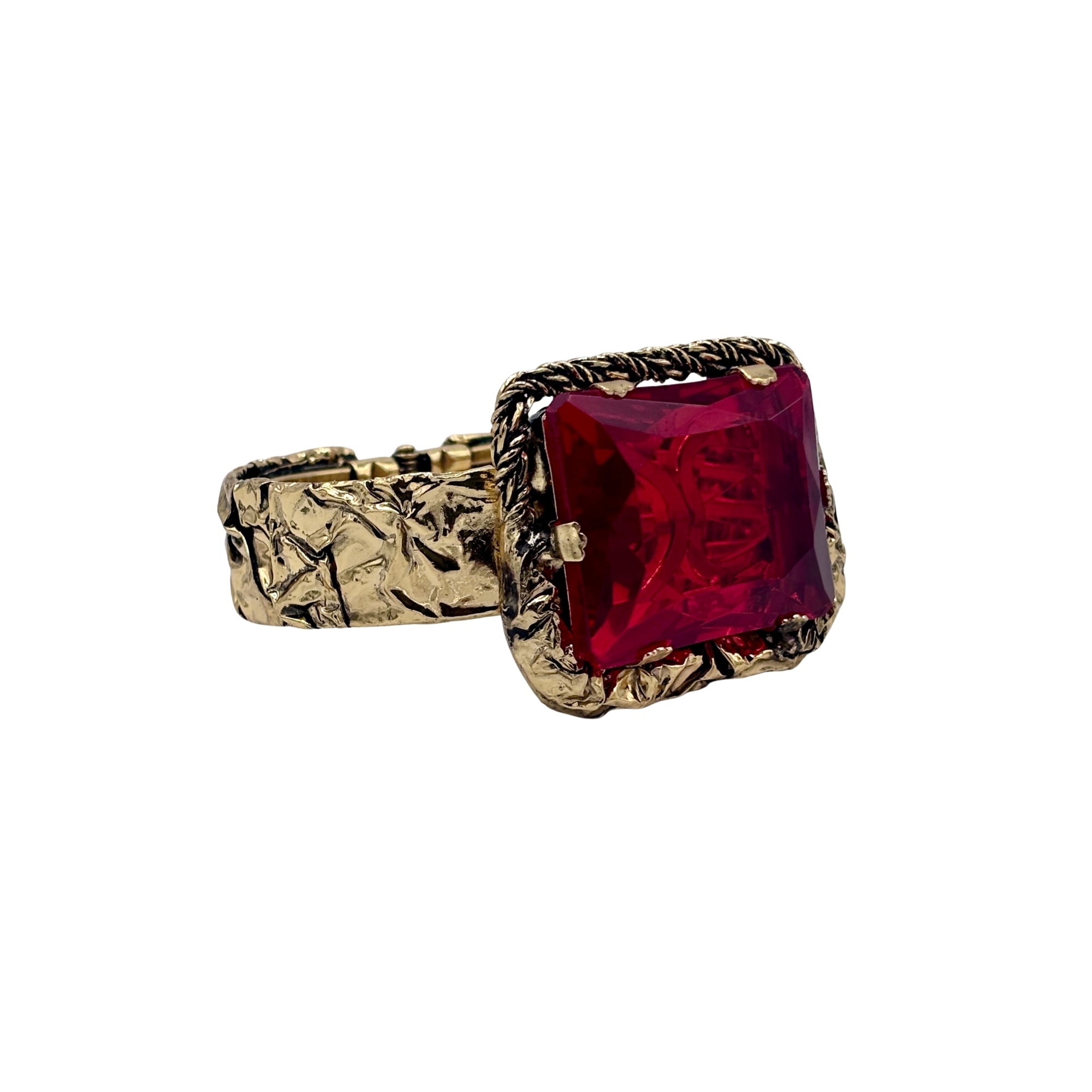 Bracelet manchette en métal doré texturé avec grand cristal carré rouge clair facetté serti griffes