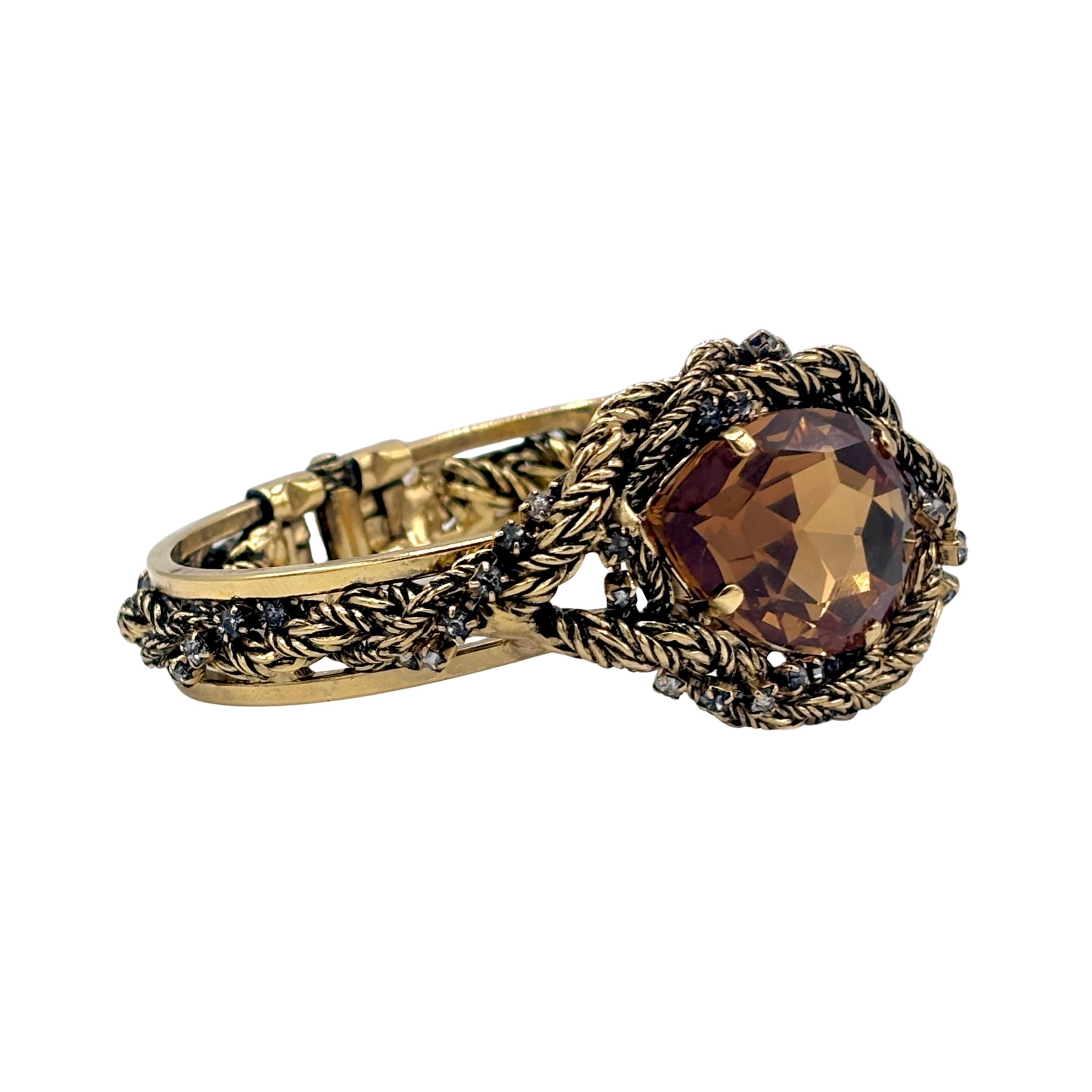 Bracelet doré à cristal ambre orangé facetté, monture tressée ornée de petits strass foncés