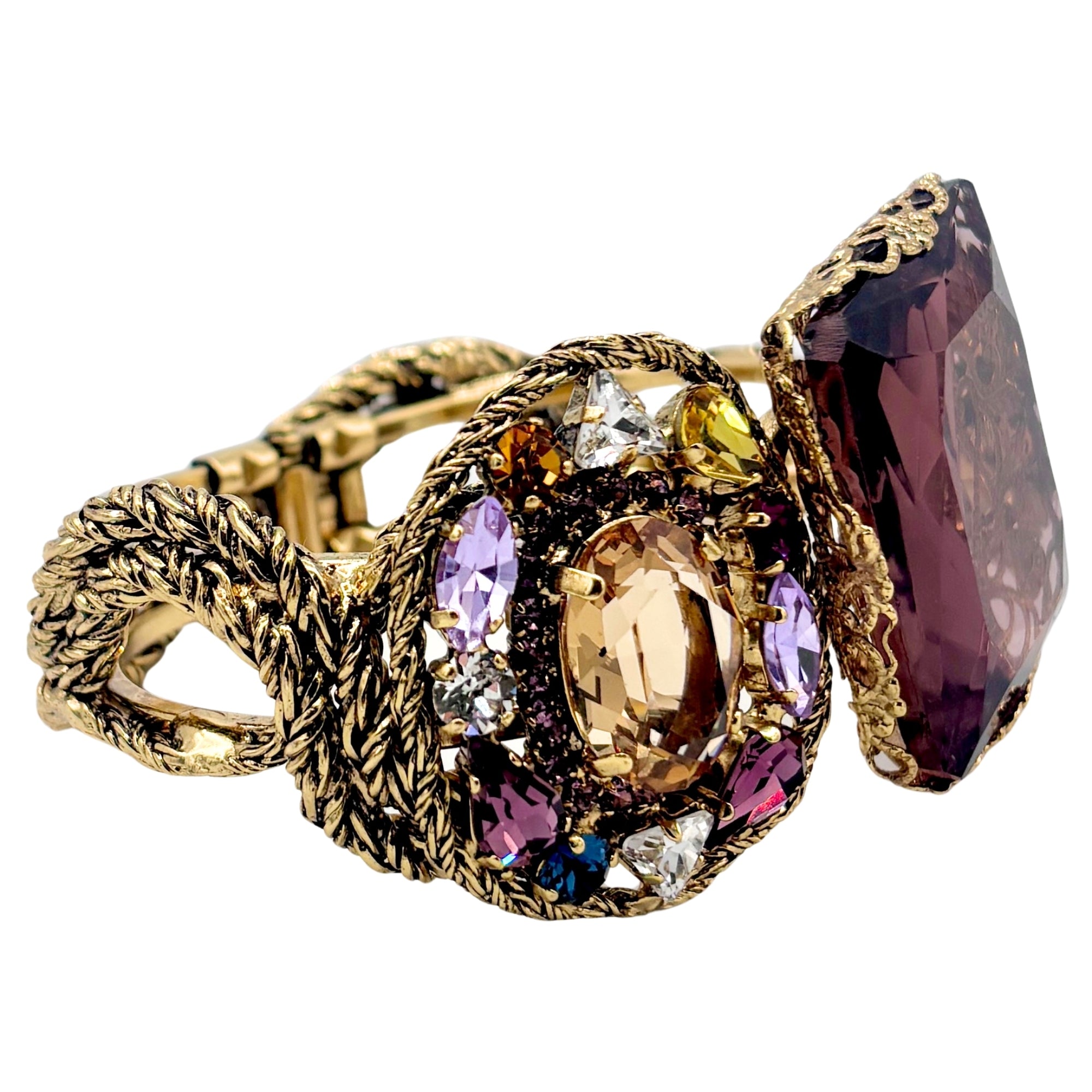 Bracelet en laiton doré orné de cristaux multicolores et grande pierre facettée violette, design torsadé travaillé