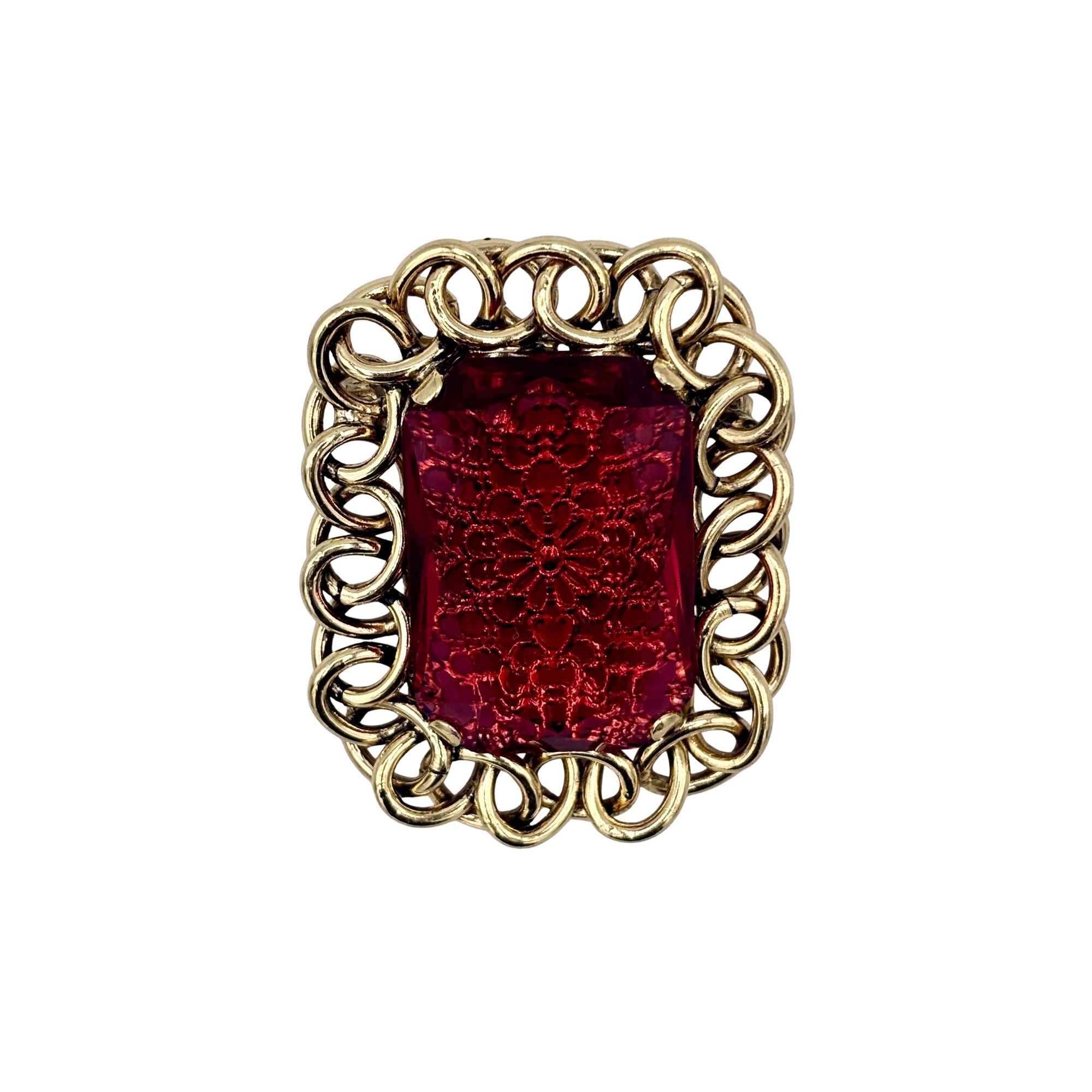 Broche rectangulaire en cristal rouge orangé à motif floral, monture dorée ajourée à anneaux entrelacés