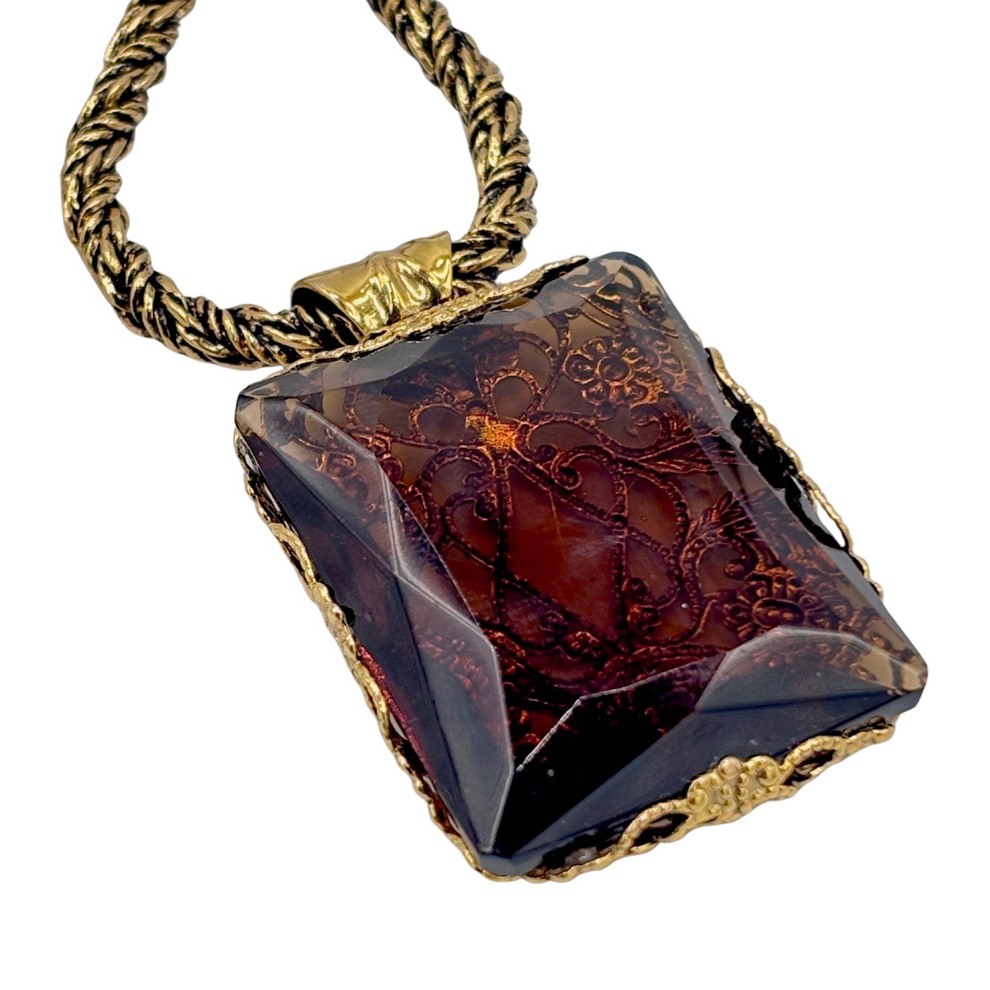 Collier avec pendentif rectangulaire en cristal cognac facetté, motifs ornés et monture dorée sur chaîne torsadée
