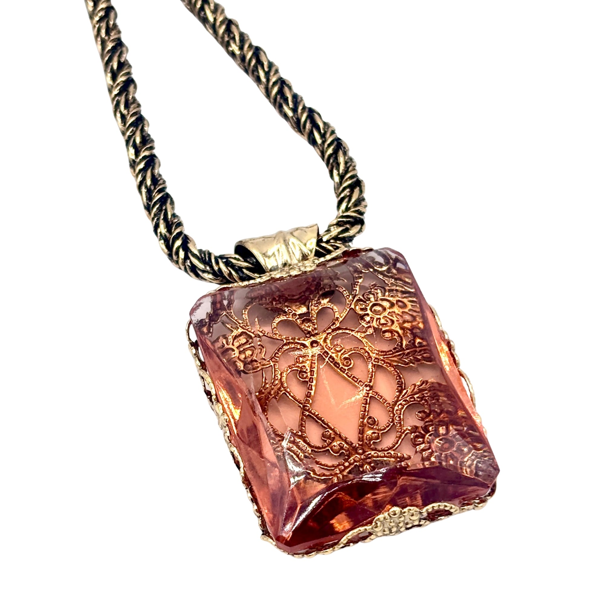 Collier avec pendentif rectangulaire en cristal orange clair et motif filigrané doré sur cordon torsadé