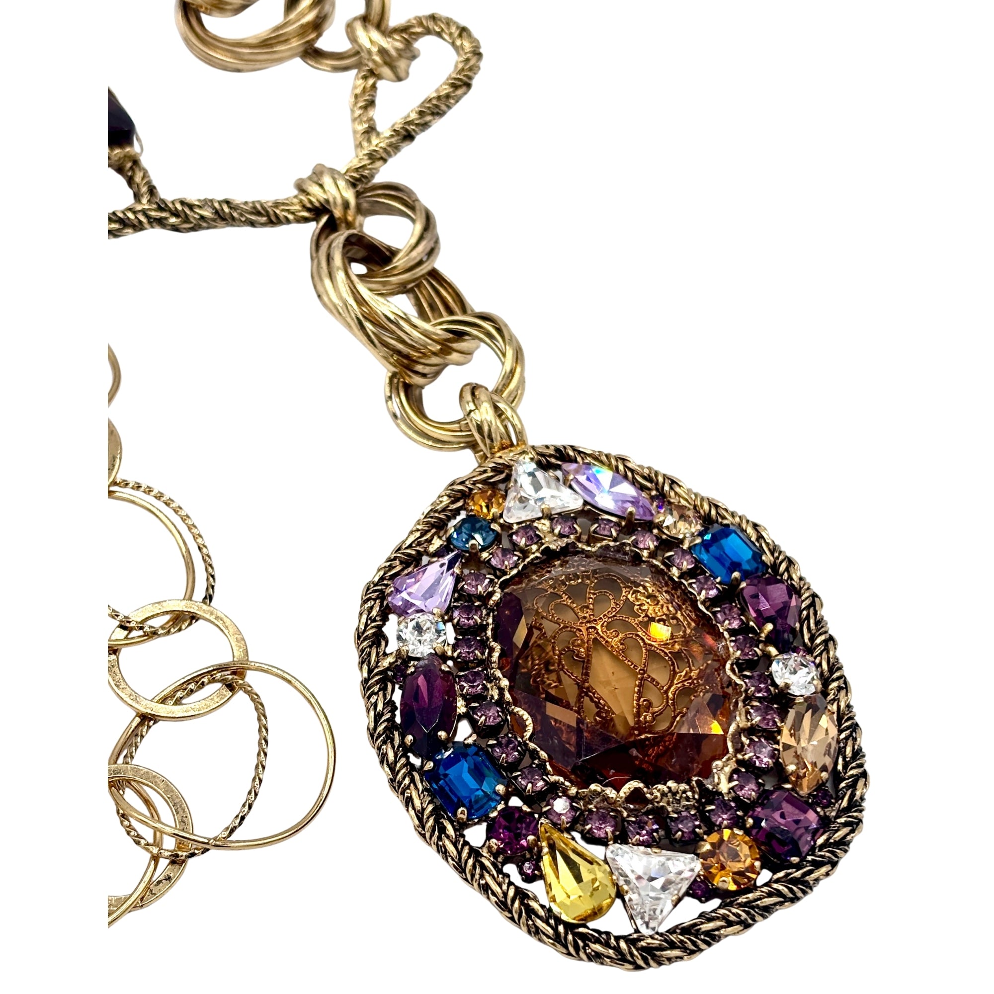Collier en laiton doré avec pendentif ovale orné de cristaux multicolores et pierre centrale facettée