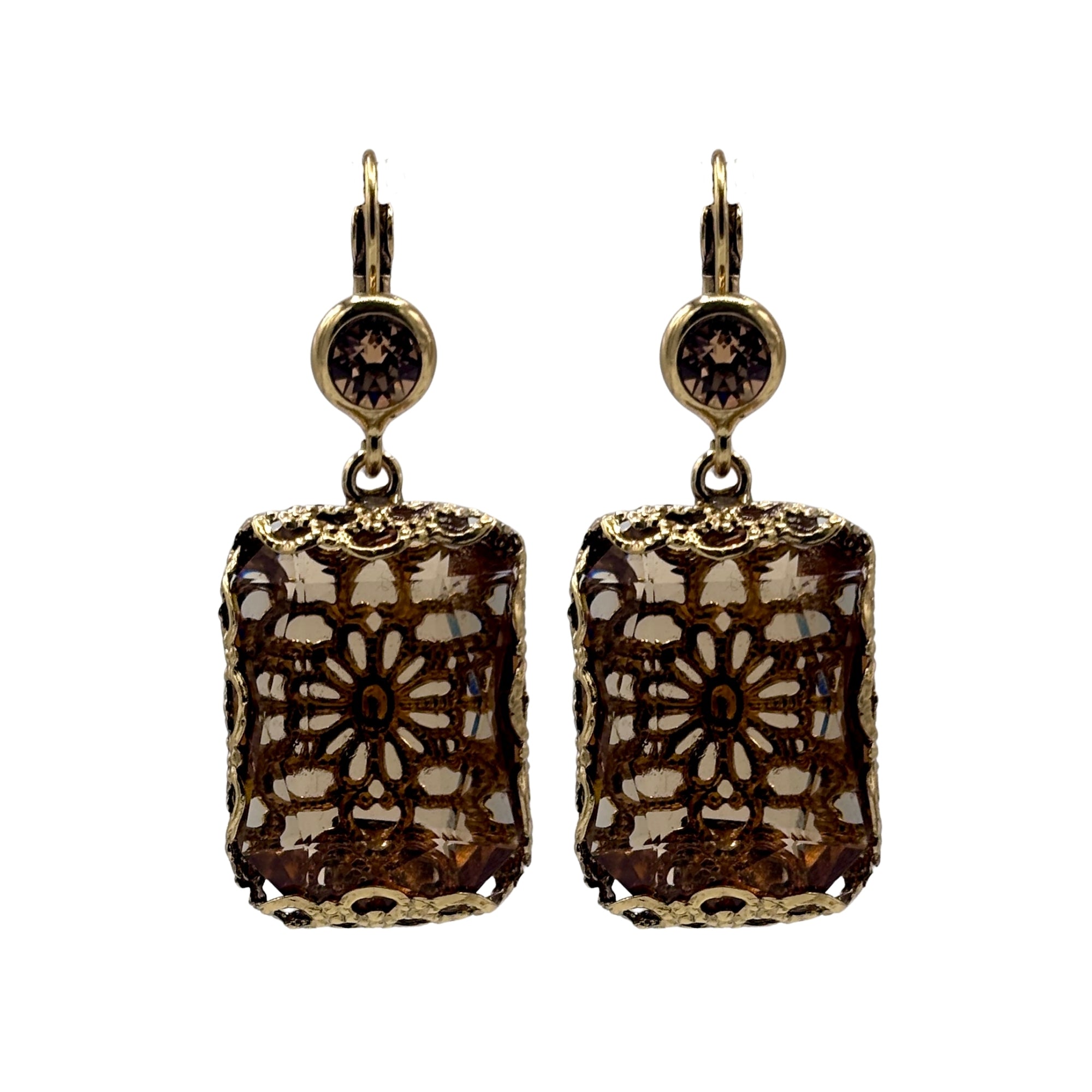 Boucles d’oreille dorées avec cristal rond brun et pendentif rectangulaire facetté motif floral ajouré