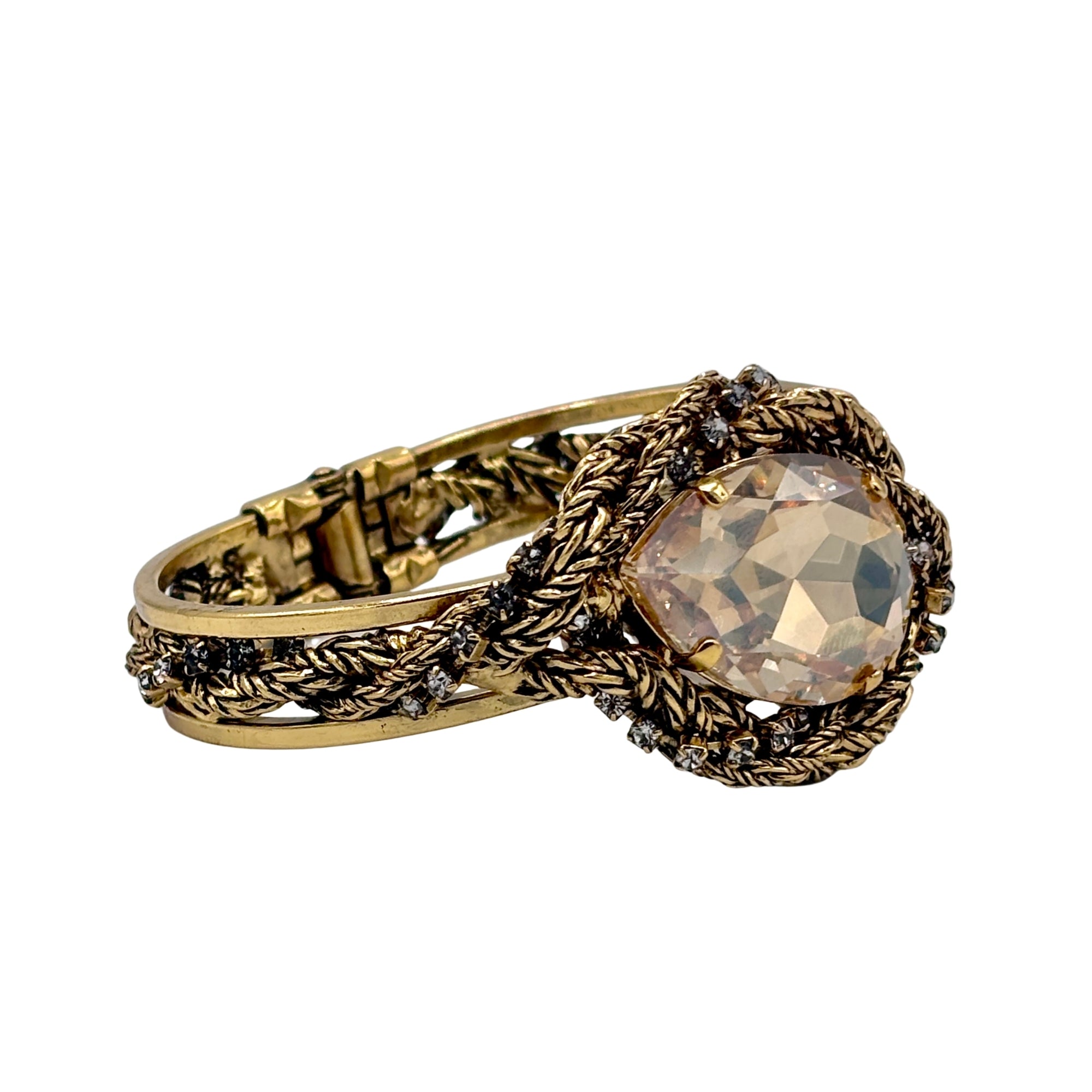 Bracelet doré avec grand cristal champagne facetté, monture tressée et strass, fermoir articulé élégant