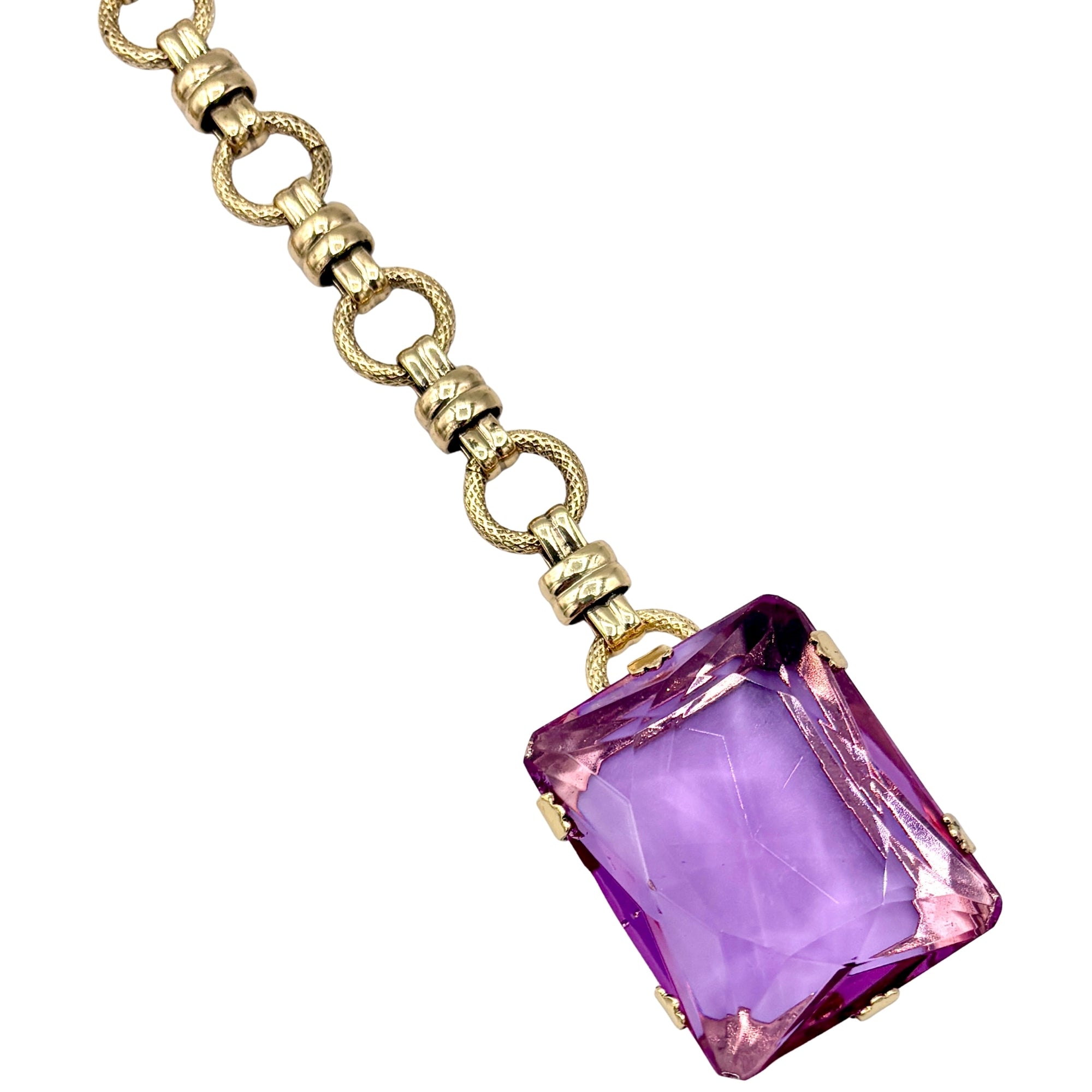 Collier en cristal violet rectangulaire facetté, monture dorée et chaîne à maillons ronds texturés