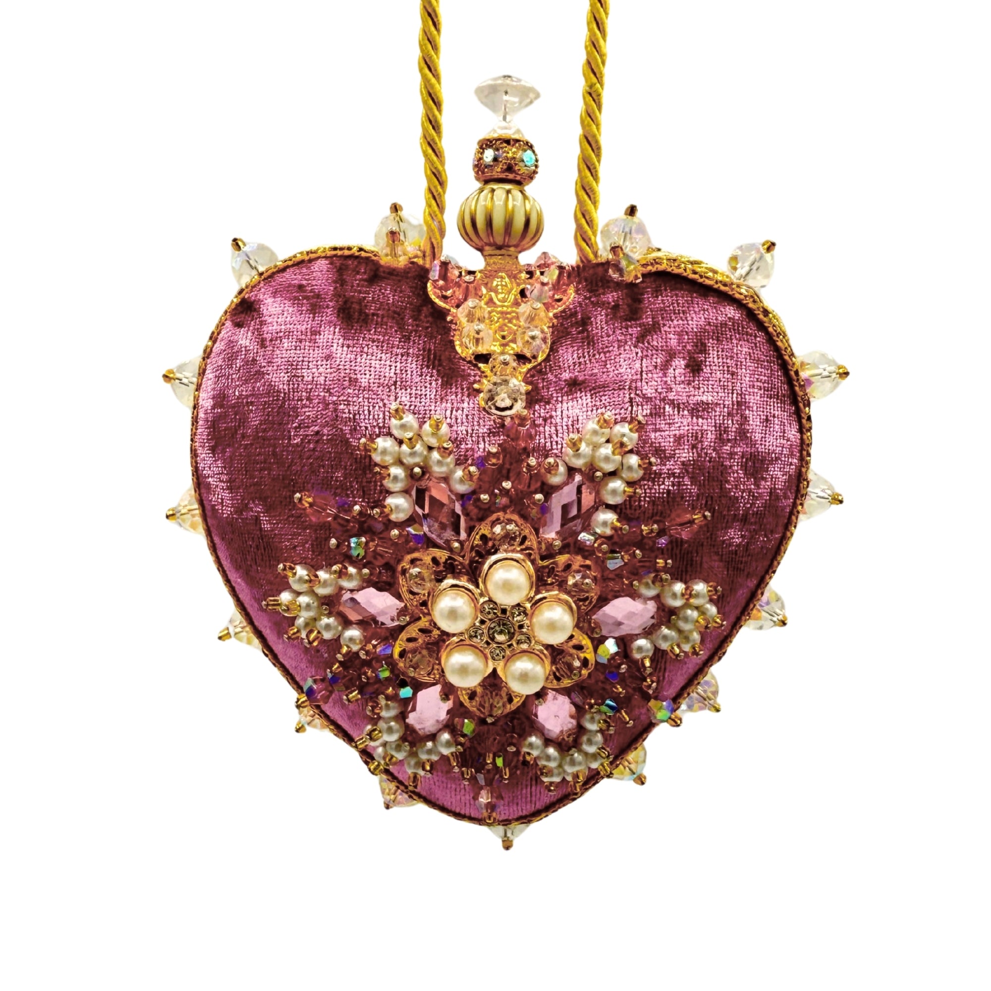 Ornement décoratif en forme de coeur rose, surface textile brillante, décor central en perles nacrées et éléments facettés,
