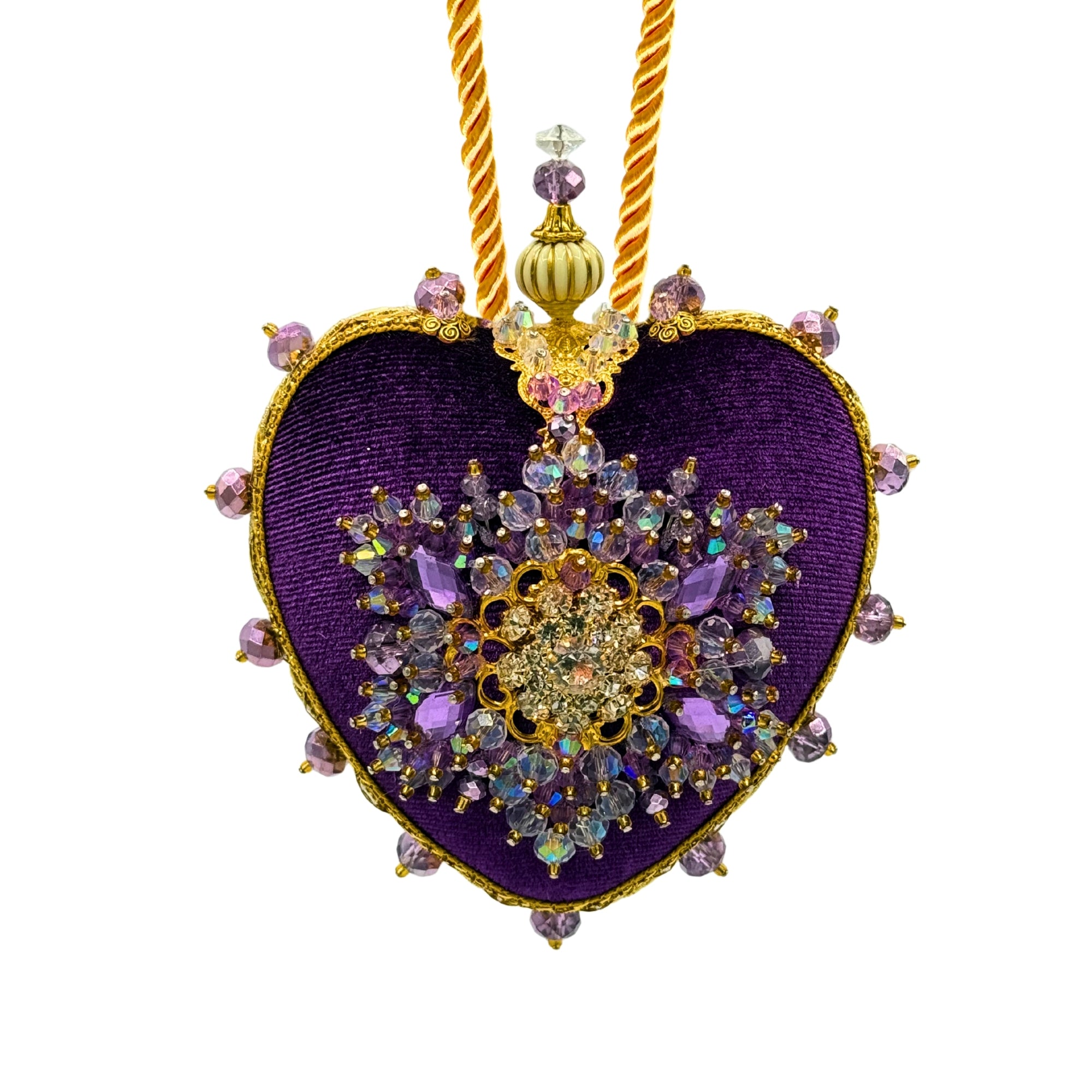 Coeur violet en velours brodé de perles et cristaux, bordure dorée et cordon torsadé