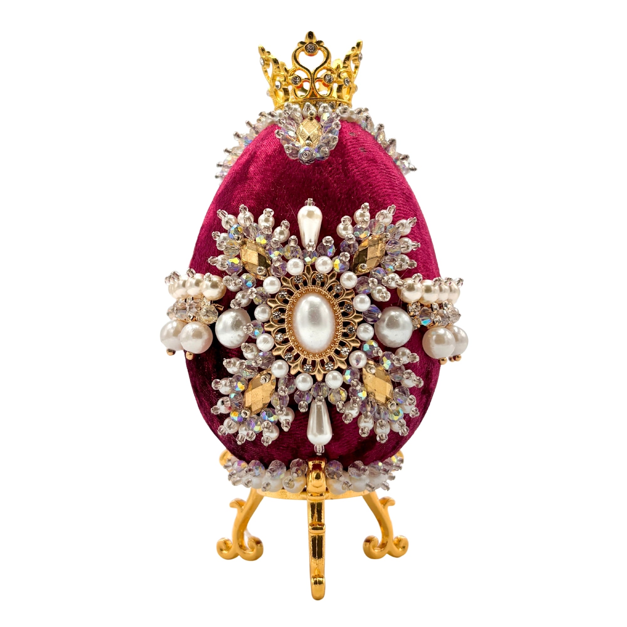 Œuf décoratif rouge en velours sur pied doré, orné de perles, cristaux et couronne dorée ajourée
