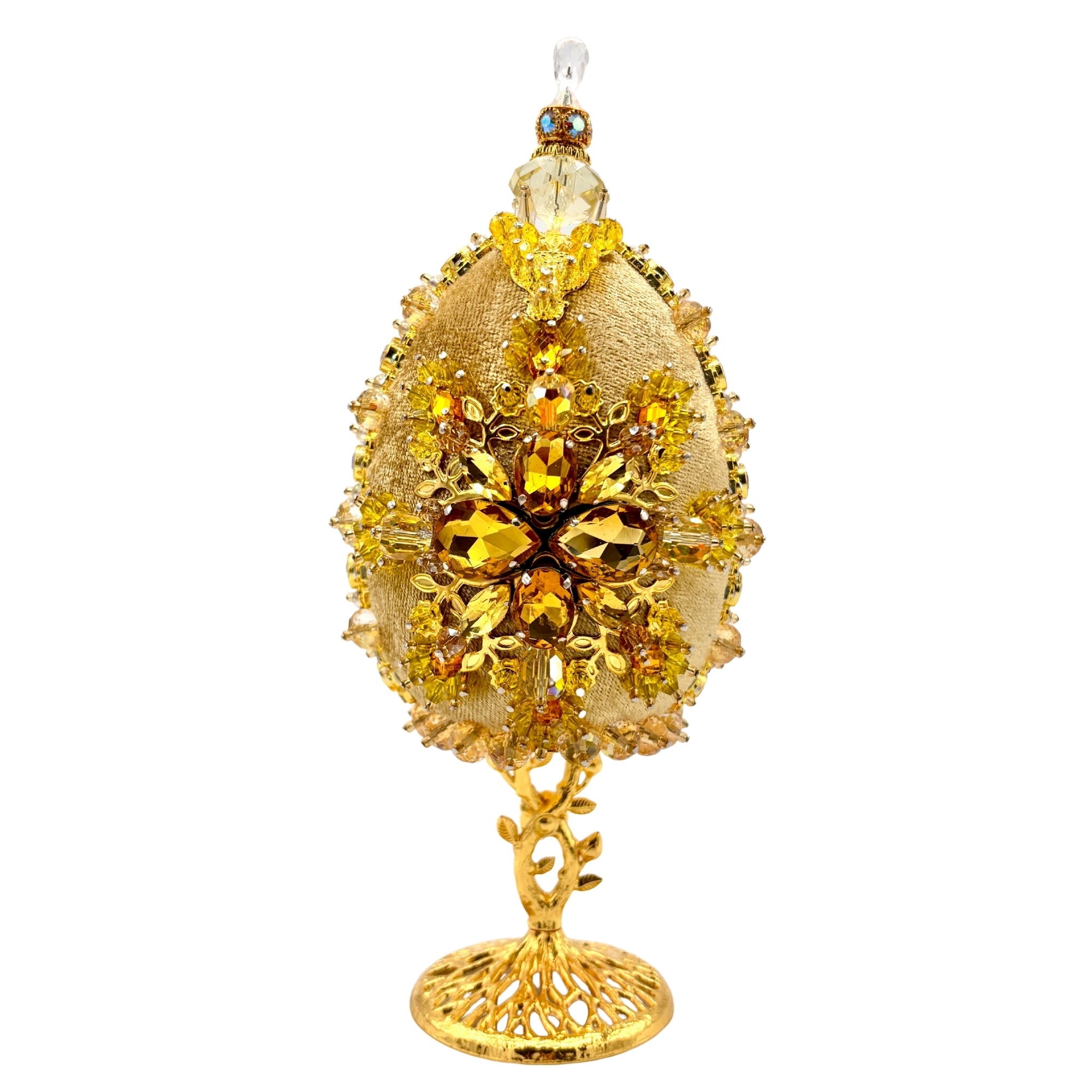 Œuf décoratif doré sur pied ajouré, orné de cristaux jaunes et motif floral central scintillant