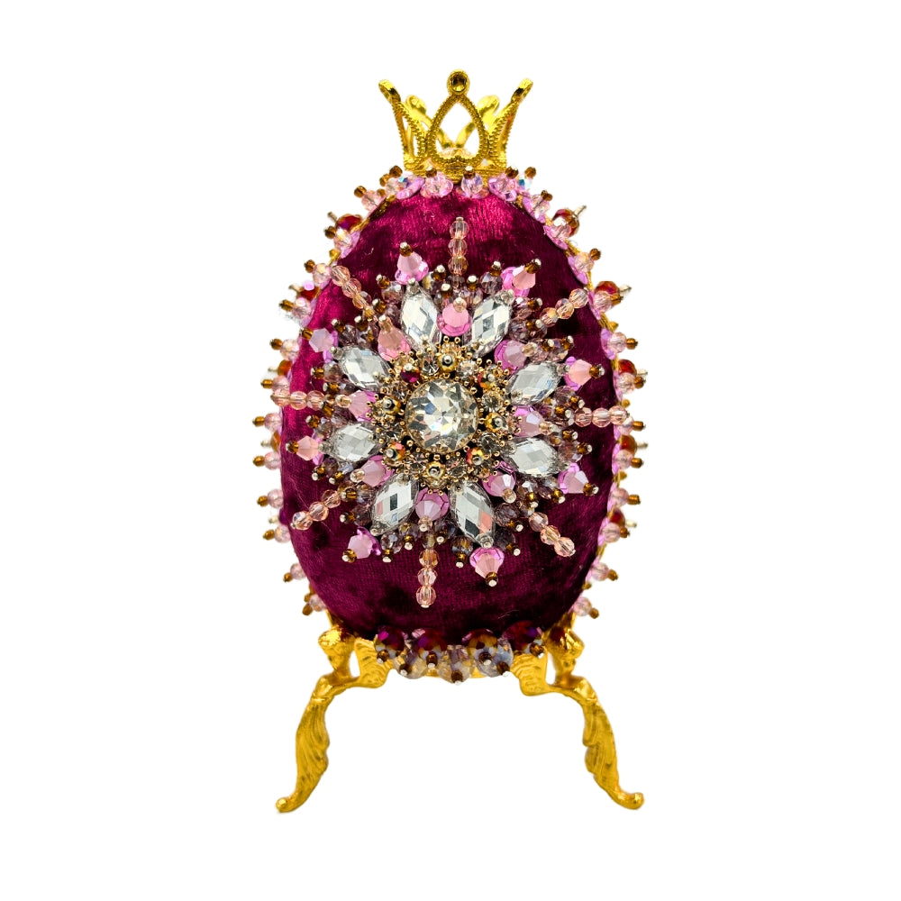 Œuf décoratif en velours fuchsia sur pied doré, brodé de perles et cristaux