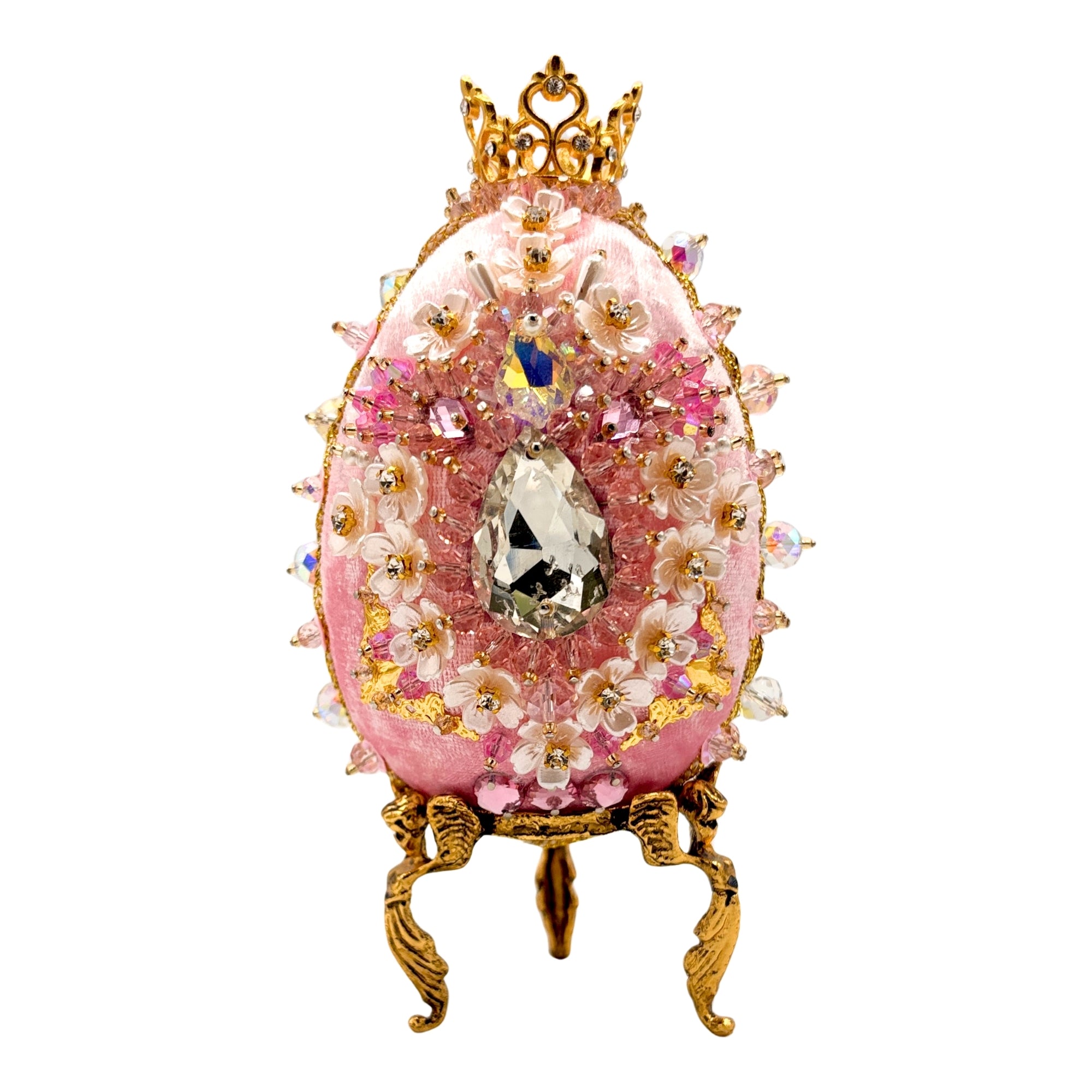 Œuf décoratif rose clair sur pied doré, orné de fleurs, strass et grand cristal central, style baroque