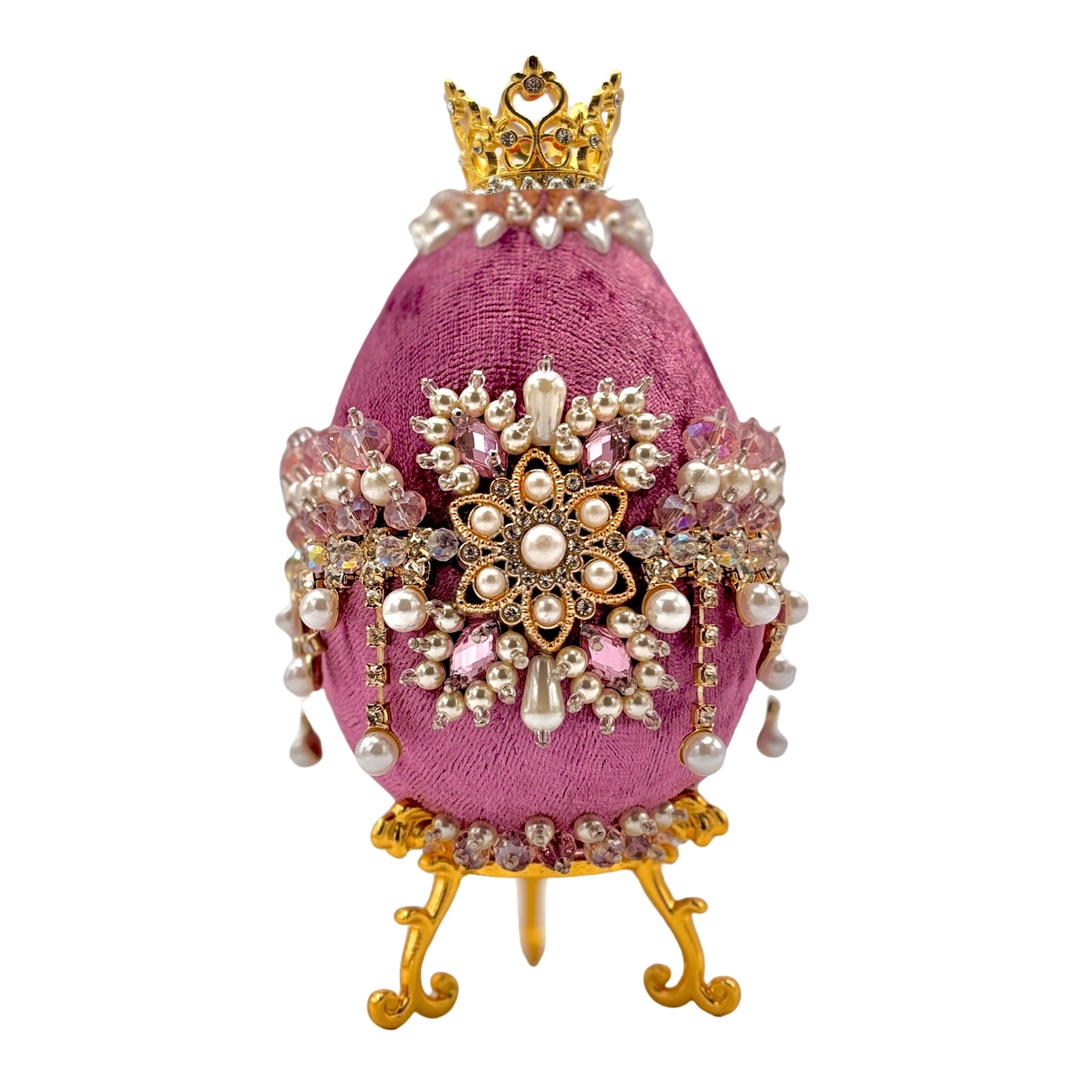 Œuf décoratif rose foncé sur pied doré, orné de perles, cristaux et couronne dorée