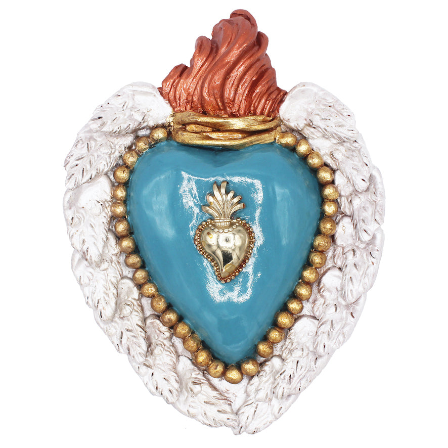Cœur ex voto en terre d'argile bleu, blanc et cuivré, bordé de perles dorées et ailes blanches