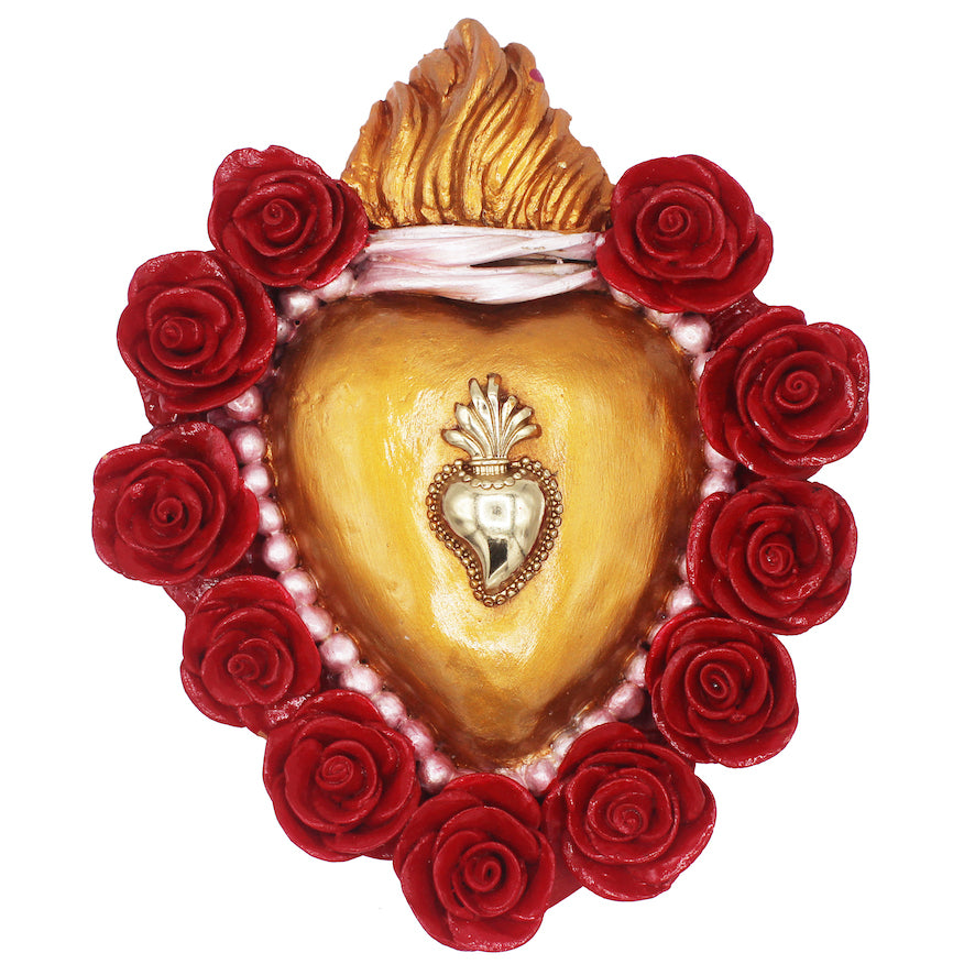 Cœur en terre dorée entouré de roses rouges avec flamme et petit cœur central