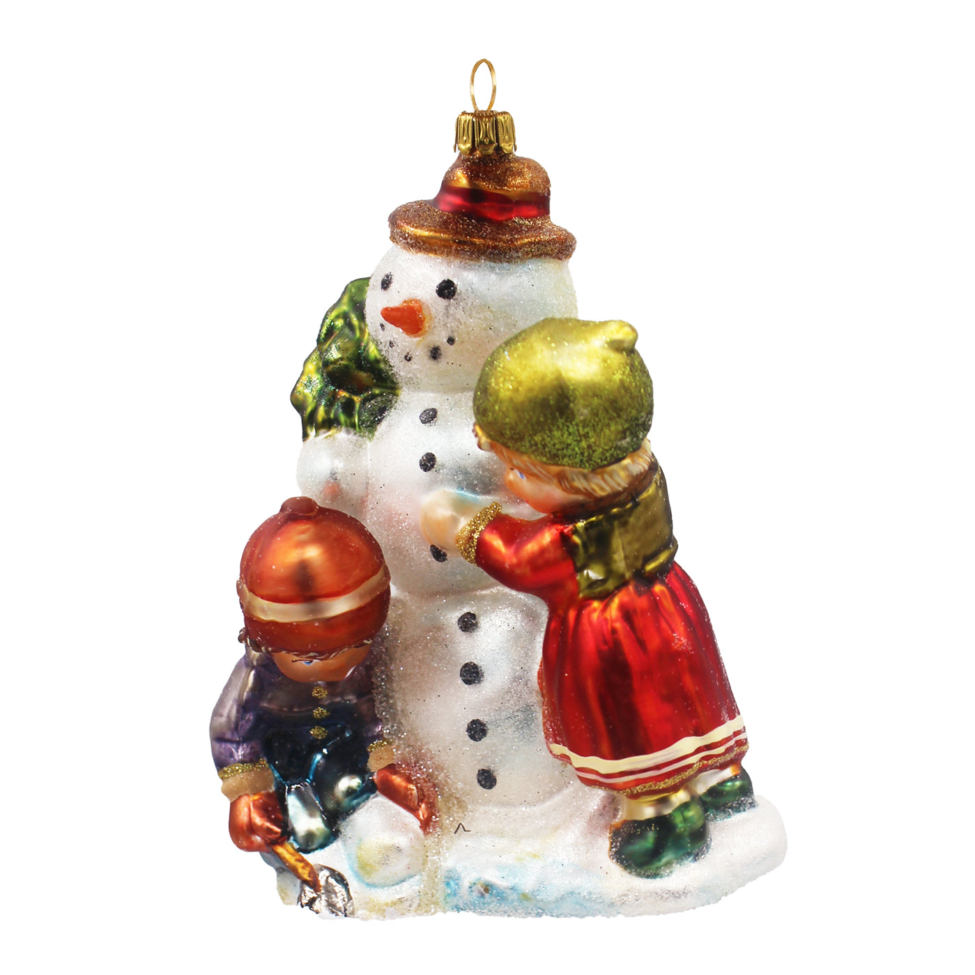 Enfants autour d’un bonhomme de neige en verre soufflé peint à la main
