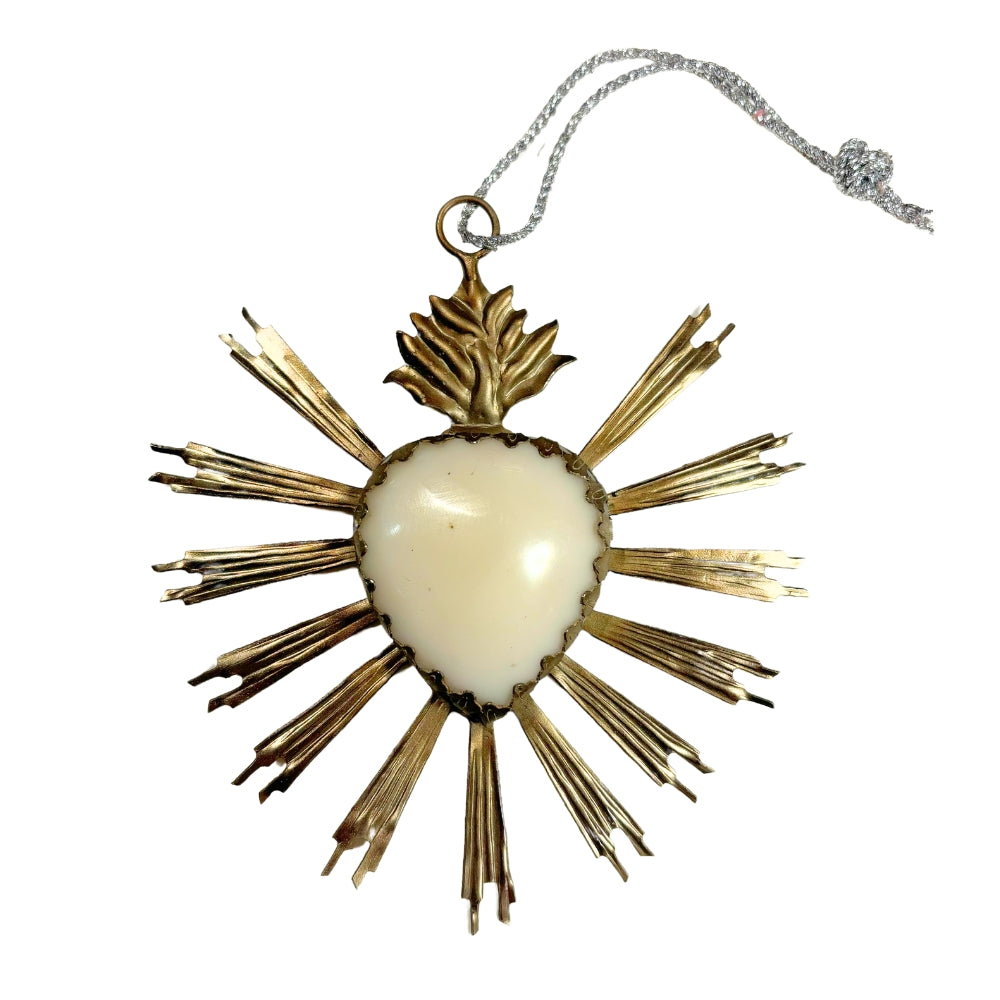 Ex-voto cœur en métal doré avec centre blanc nacré et rayons irréguliers